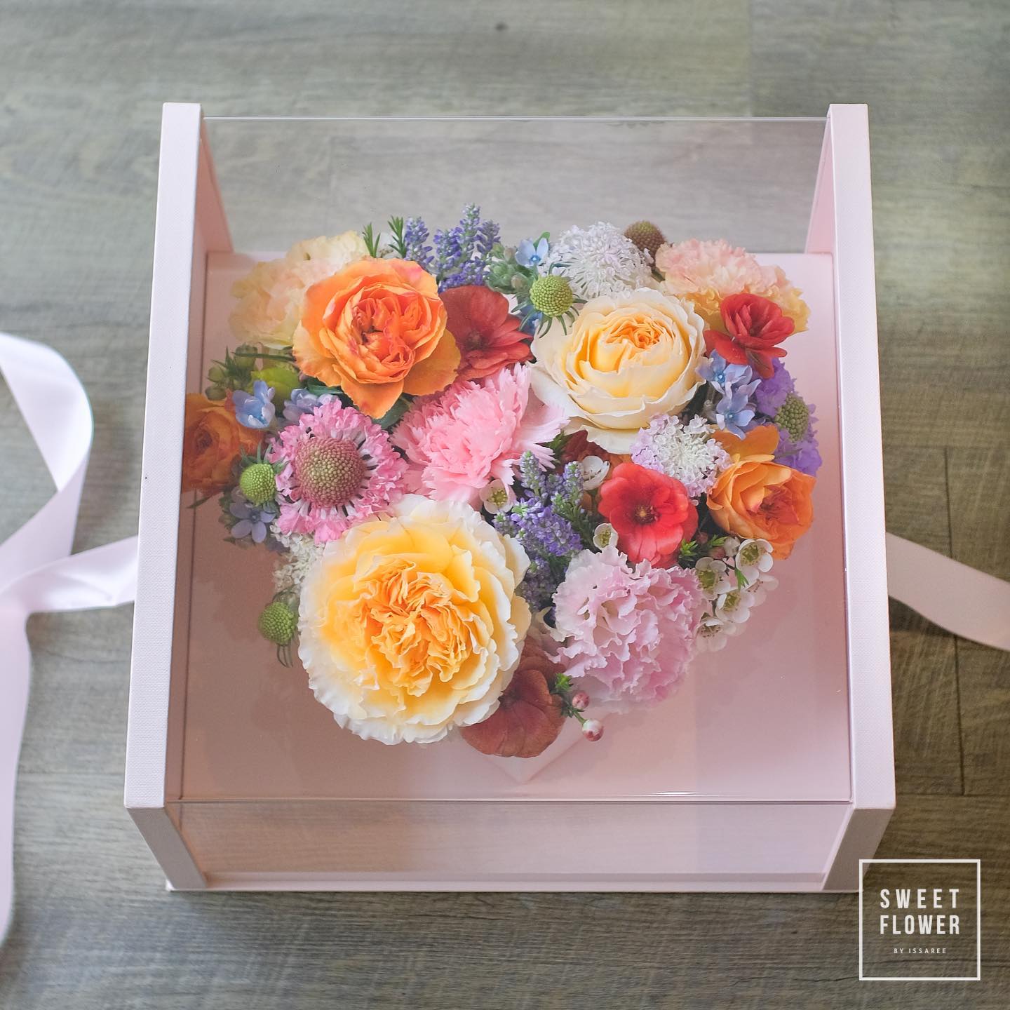 กล่อง เหลือง-ส้ม หวาน ดอกไม้หลัก กุหลาบ พีโอนี่ เยอบีร่า — ผลงานร้านดอกไม้ Sweetflower by Issaree — ภาพที่ 2 จาก 2