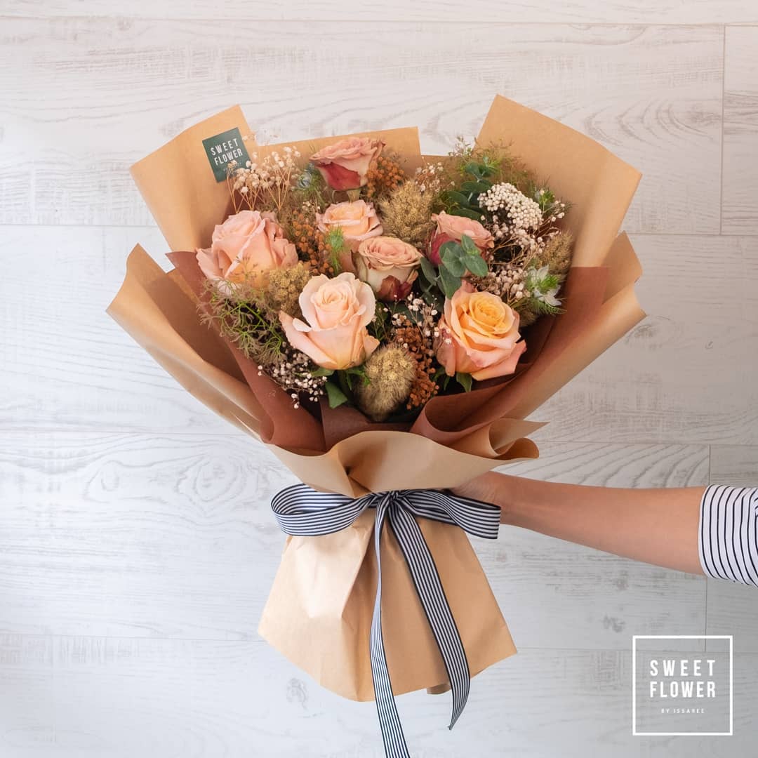 ช่อ เหลือง-ส้ม หวาน ดอกไม้หลัก กุหลาบ เบบี้บรีธ/ยิปโซ ดอกไม้แห้ง — ผลงานร้านดอกไม้ Sweetflower by Issaree