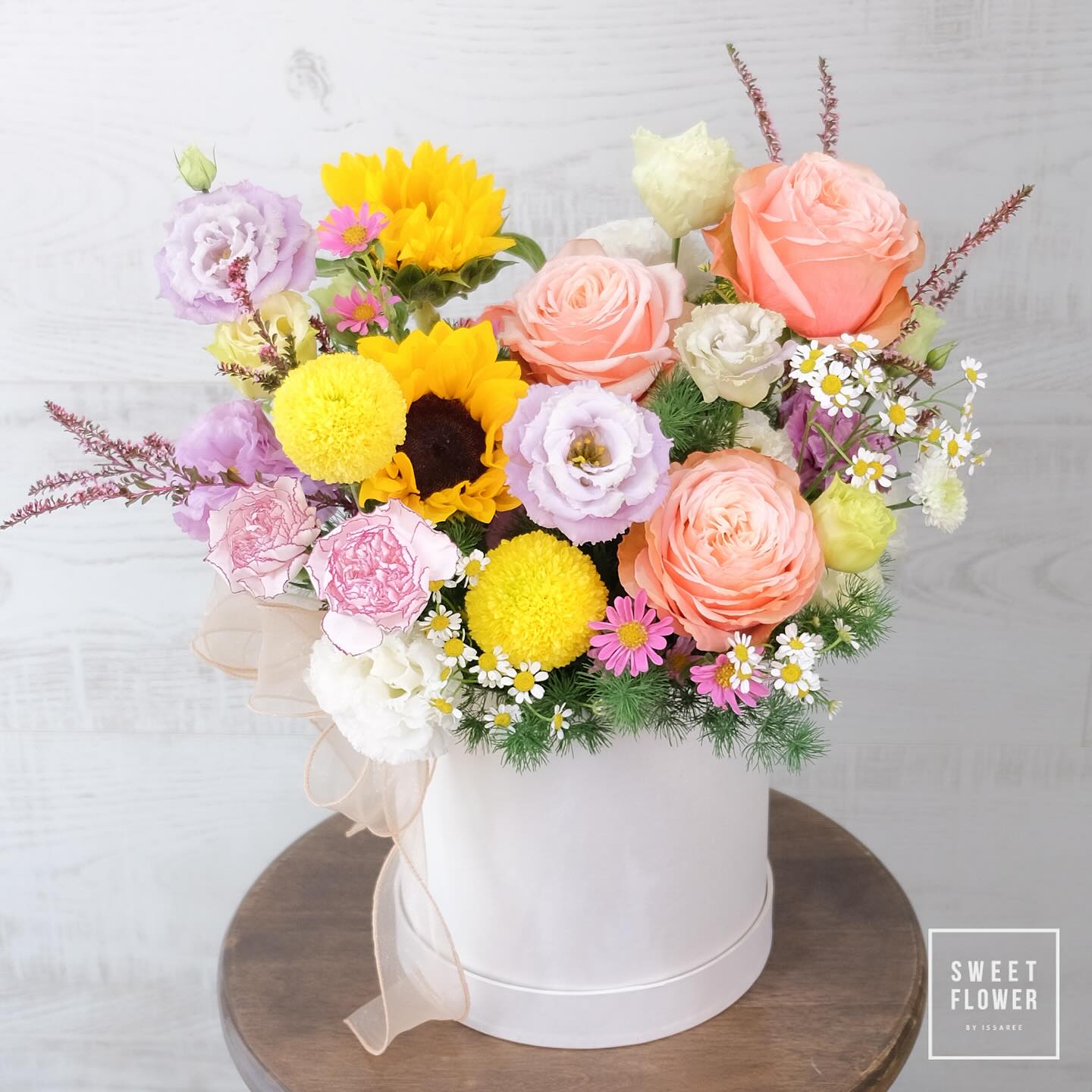 กล่อง เหลือง-ส้ม หวาน ดอกไม้หลัก ทานตะวัน กุหลาบ คาร์เนชั่น — ผลงานร้านดอกไม้ Sweetflower by Issaree