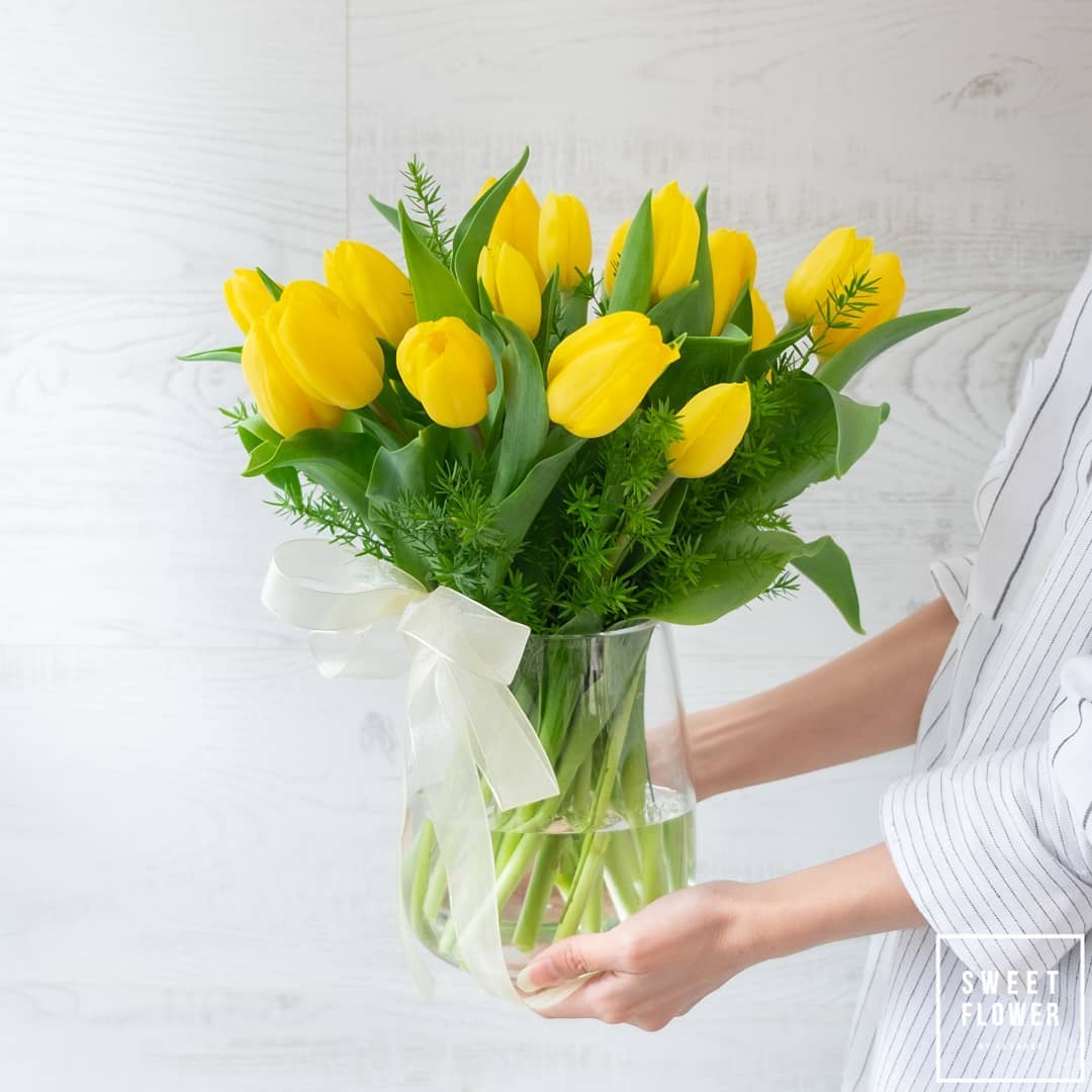 แจกัน เหลือง-ส้ม หวาน ดอกไม้หลัก ทิวลิป ยูคาลิปตัส/ใบไม้ — ผลงานร้านดอกไม้ Sweetflower by Issaree — ภาพที่ 4 จาก 4