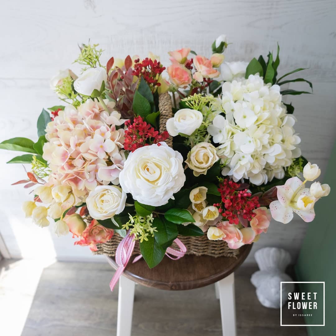 ตะกร้า หลากสี หวาน ดอกไม้หลัก กุหลาบ ไฮเดรนเยีย คาร์เนชั่น — ผลงานร้านดอกไม้ Sweetflower by Issaree — ภาพที่ 4 จาก 6