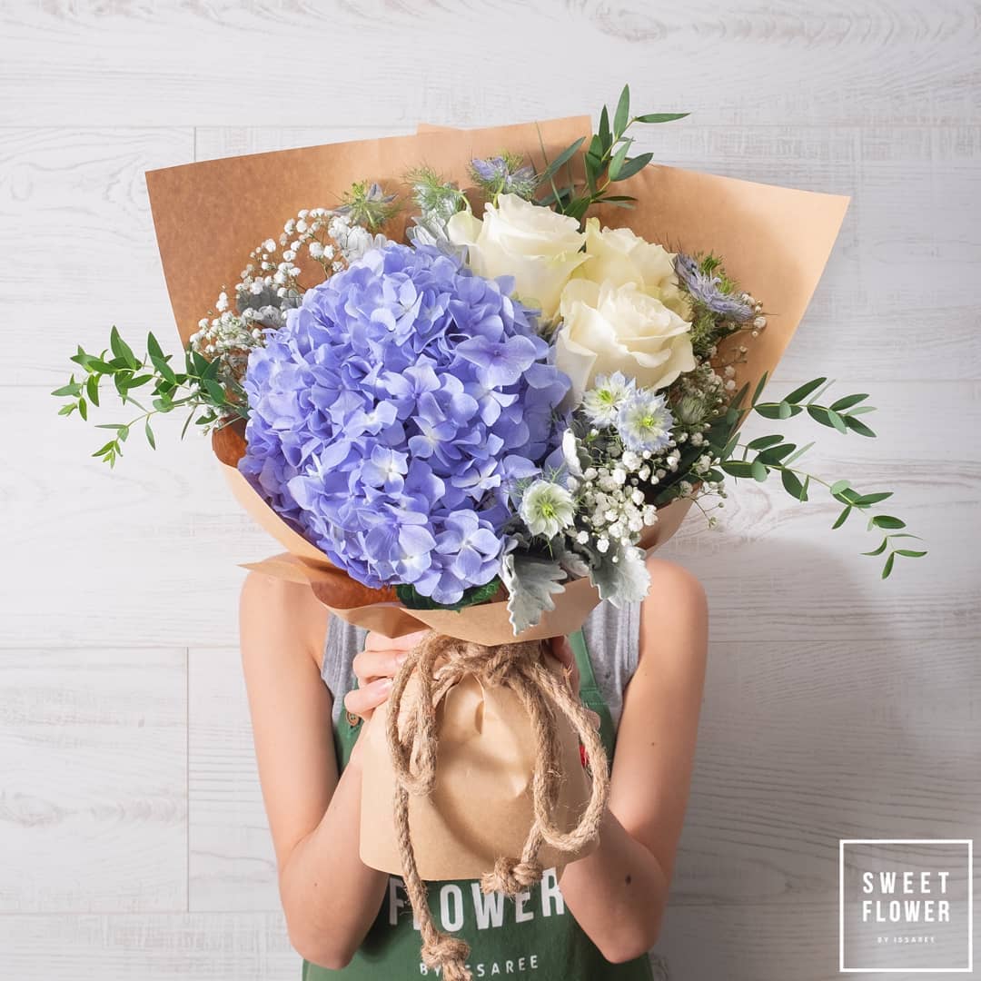 ช่อ ม่วง-ฟ้า หวาน ดอกไม้หลัก ไฮเดรนเยีย กุหลาบ เบญจมาศ/มัม — ผลงานร้านดอกไม้ Sweetflower by Issaree — ภาพที่ 3 จาก 3