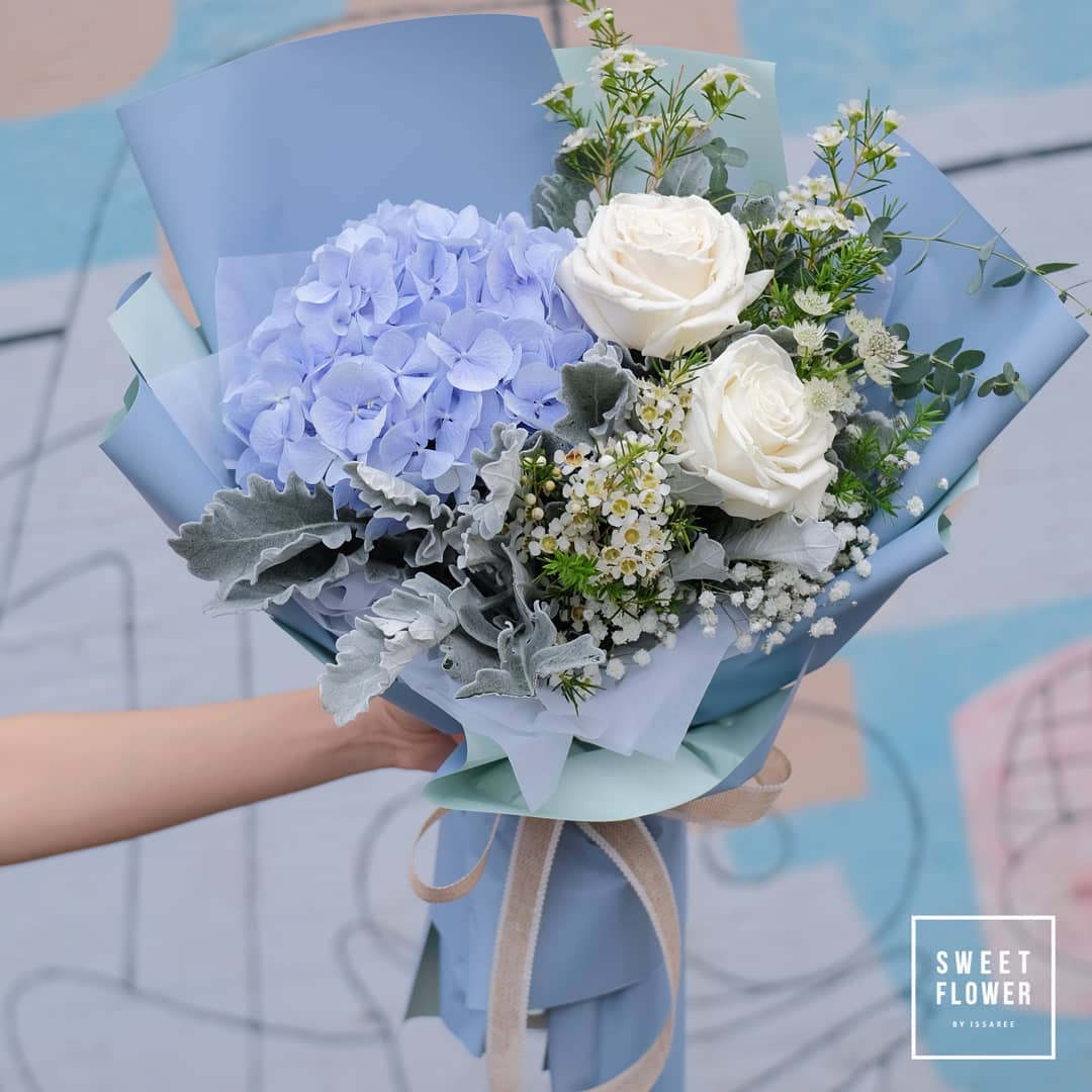 ช่อ ม่วง-ฟ้า หวาน ดอกไม้หลัก ไฮเดรนเยีย กุหลาบ เบบี้บรีธ/ยิปโซ — ผลงานร้านดอกไม้ Sweetflower by Issaree — ภาพที่ 2 จาก 3