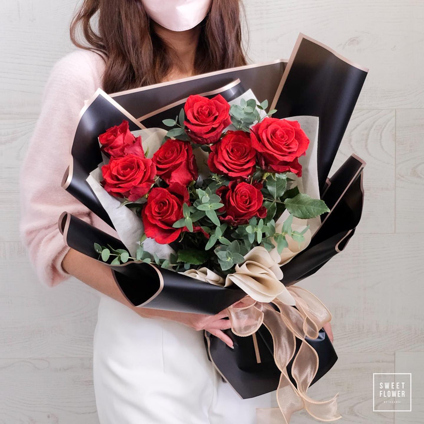 ช่อ แดงโรแมนติก คลาสสิก ดอกไม้หลัก กุหลาบ ยูคาลิปตัส/ใบไม้ — ผลงานร้านดอกไม้ Sweetflower by Issaree