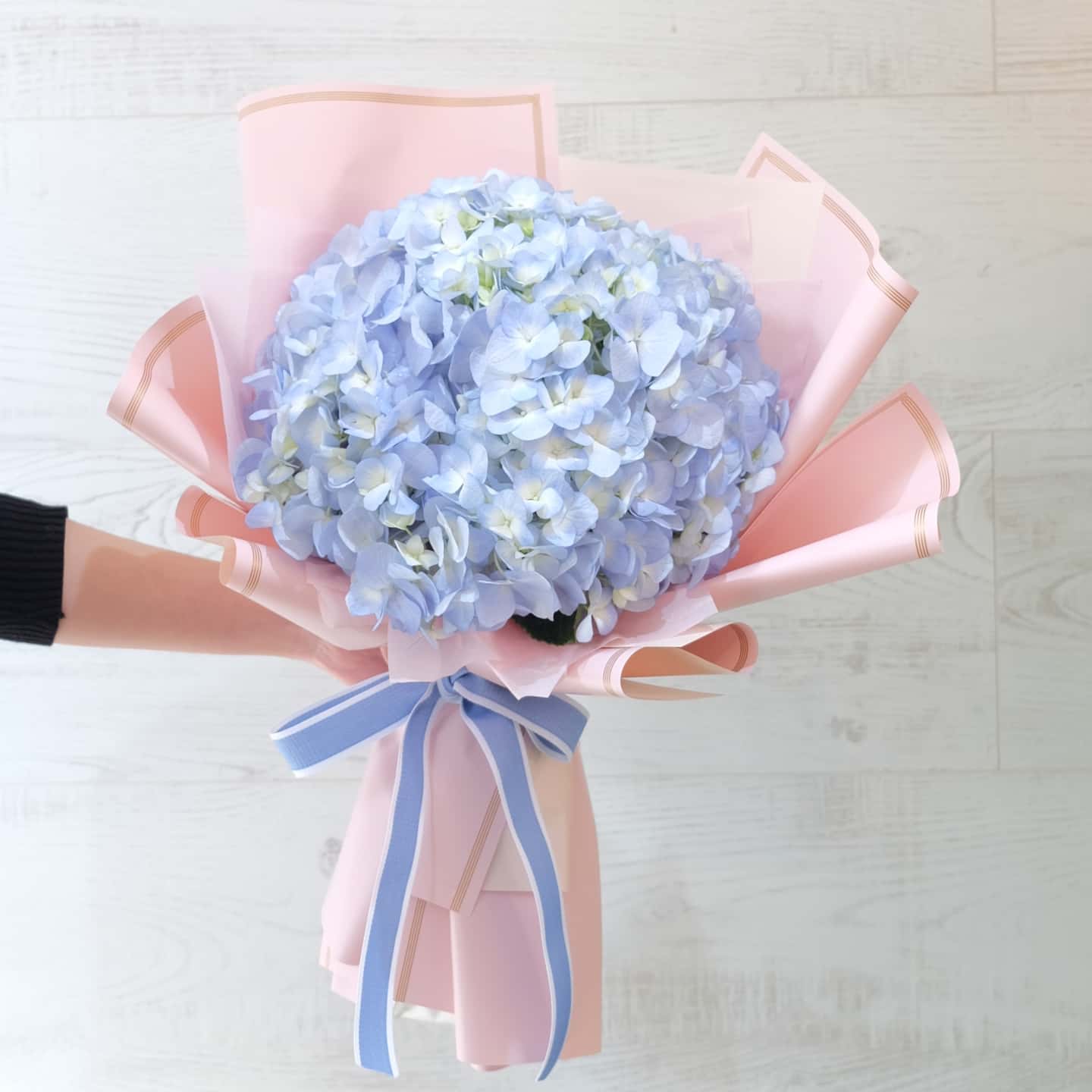 ช่อ ม่วง-ฟ้า หวาน ดอกไม้หลัก ไฮเดรนเยีย — ผลงานร้านดอกไม้ Sweetflower by Issaree