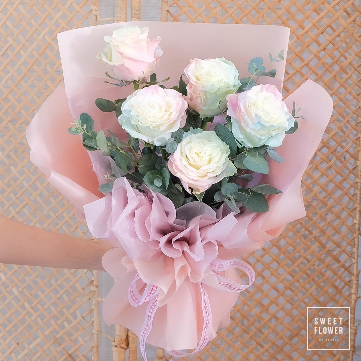 ช่อ พาสเทล หวาน ดอกไม้หลัก กุหลาบ ยูคาลิปตัส/ใบไม้ — ผลงานร้านดอกไม้ Sweetflower by Issaree
