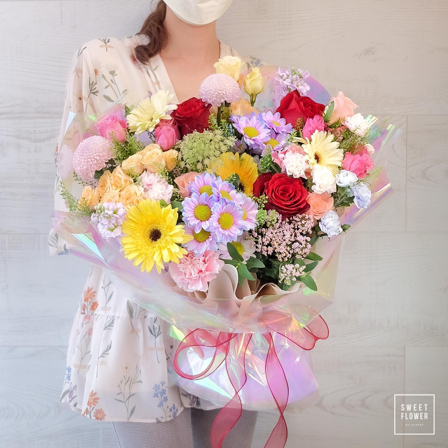 ช่อ หลากสี หวาน ดอกไม้หลัก กุหลาบ เดซี่/มาร์กาเร็ต คาร์เนชั่น — ผลงานร้านดอกไม้ Sweetflower by Issaree