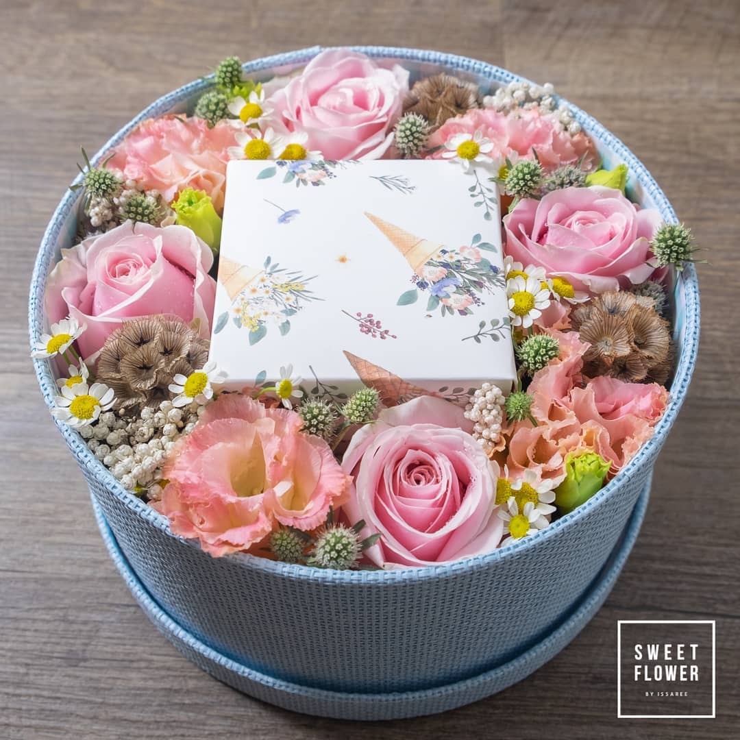 กล่อง พาสเทล หวาน ดอกไม้หลัก กุหลาบ คาร์เนชั่น เดซี่/มาร์กาเร็ต — ผลงานร้านดอกไม้ Sweetflower by Issaree — ภาพที่ 1 จาก 2
