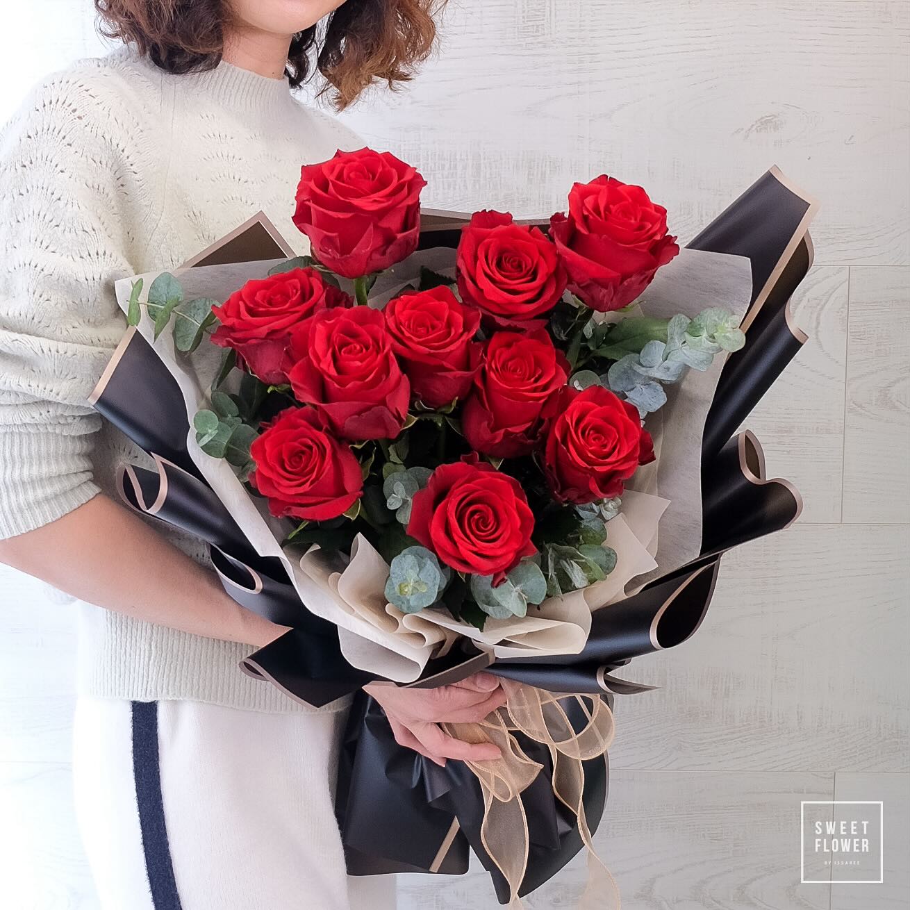 ช่อ แดงโรแมนติก คลาสสิก ดอกไม้หลัก กุหลาบ ยูคาลิปตัส/ใบไม้ — ผลงานร้านดอกไม้ Sweetflower by Issaree