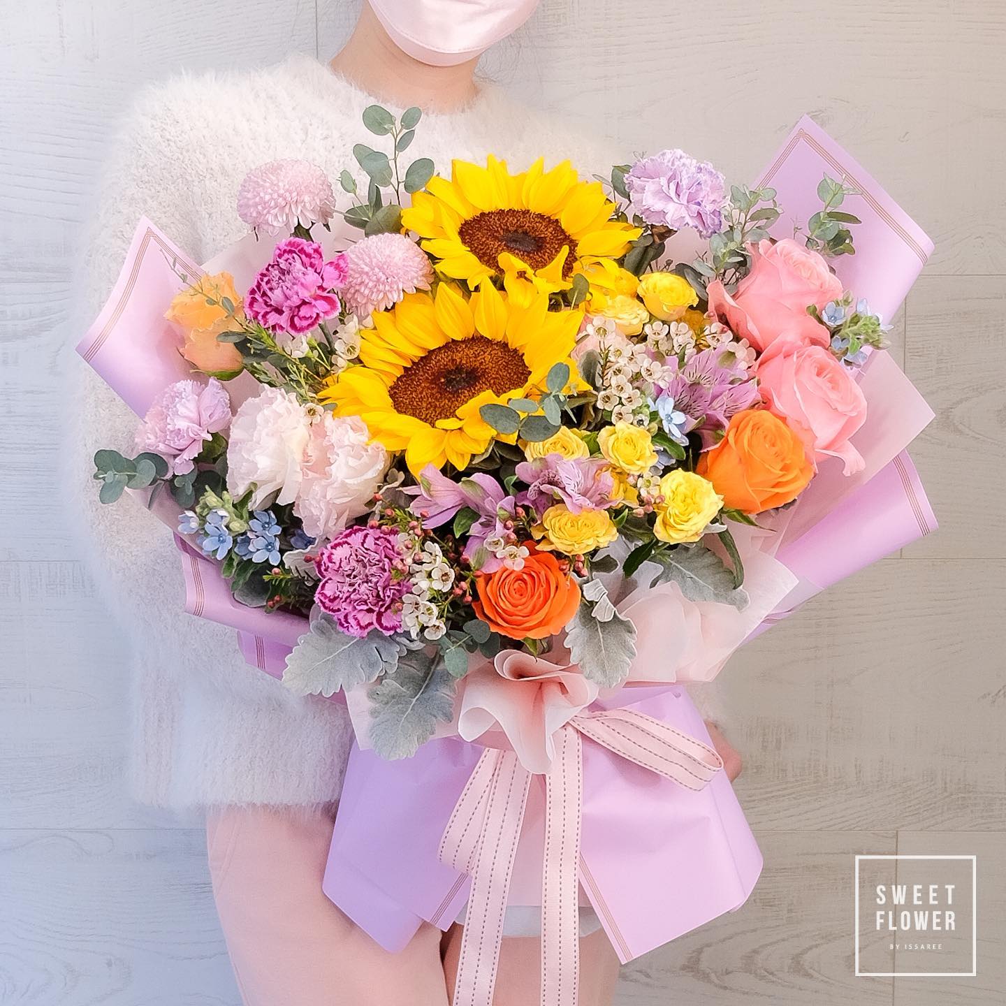 ช่อ เหลือง-ส้ม หวาน ดอกไม้หลัก ทานตะวัน กุหลาบ คาร์เนชั่น — ผลงานร้านดอกไม้ Sweetflower by Issaree — ภาพที่ 1 จาก 2