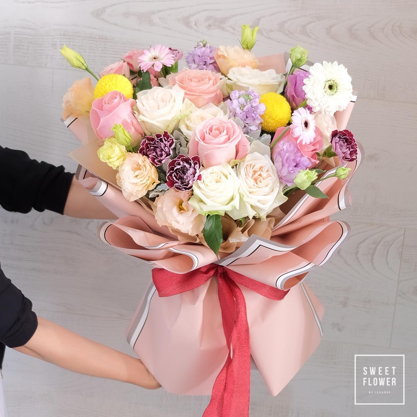 กล่อง พาสเทล หวาน ดอกไม้หลัก กุหลาบ เยอบีร่า คาร์เนชั่น — ผลงานร้านดอกไม้ Sweetflower by Issaree