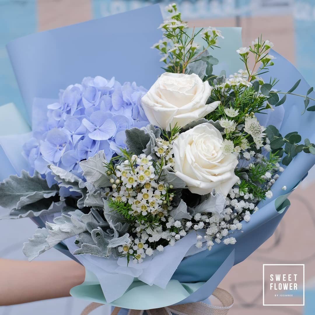 ช่อ ม่วง-ฟ้า หวาน ดอกไม้หลัก ไฮเดรนเยีย กุหลาบ เบบี้บรีธ/ยิปโซ — ผลงานร้านดอกไม้ Sweetflower by Issaree — ภาพที่ 3 จาก 3