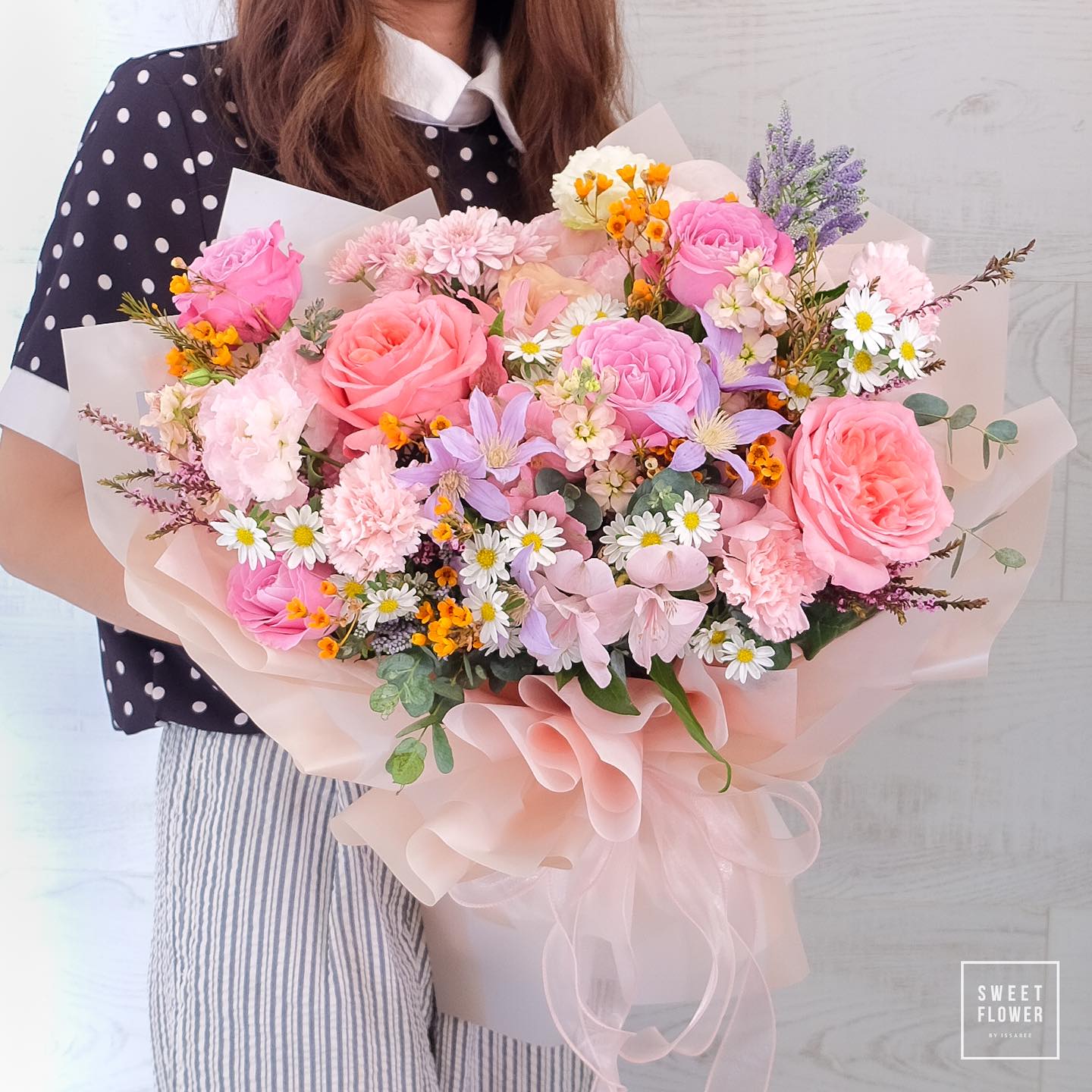 ช่อ พาสเทล หวาน ดอกไม้หลัก กุหลาบ คาร์เนชั่น เดซี่/มาร์กาเร็ต — ผลงานร้านดอกไม้ Sweetflower by Issaree