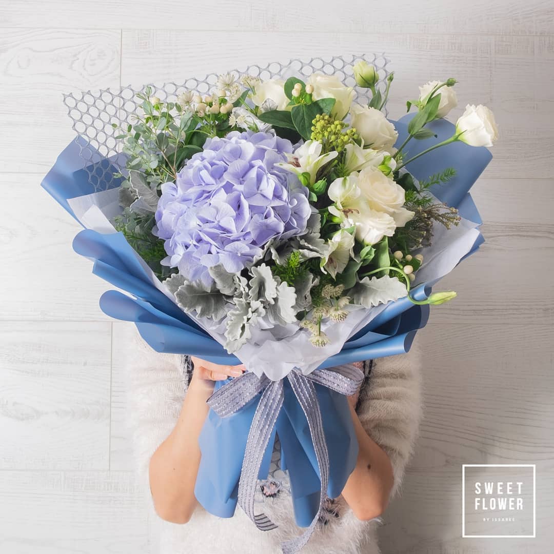 ช่อ ม่วง-ฟ้า หวาน ดอกไม้หลัก ไฮเดรนเยีย กุหลาบ คาร์เนชั่น — ผลงานร้านดอกไม้ Sweetflower by Issaree — ภาพที่ 3 จาก 3