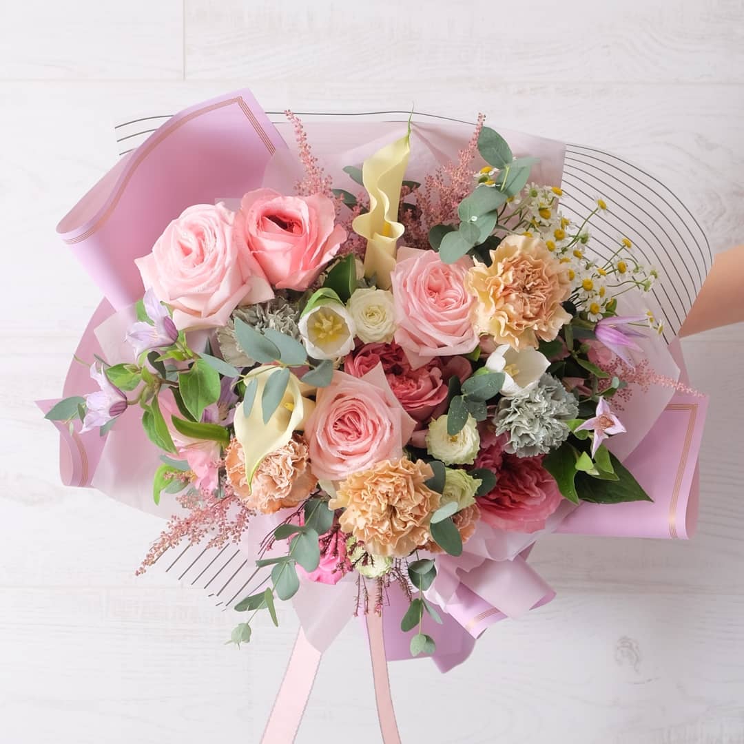 ช่อ พาสเทล หวาน ดอกไม้หลัก กุหลาบ คาร์เนชั่น ลิลลี่ — ผลงานร้านดอกไม้ Sweetflower by Issaree — ภาพที่ 2 จาก 2
