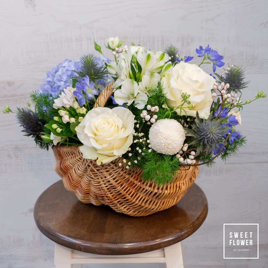ตะกร้า ม่วง-ฟ้า หวาน ดอกไม้หลัก ไฮเดรนเยีย กุหลาบ ลิลลี่ — ผลงานร้านดอกไม้ Sweetflower by Issaree — ภาพที่ 3 จาก 7
