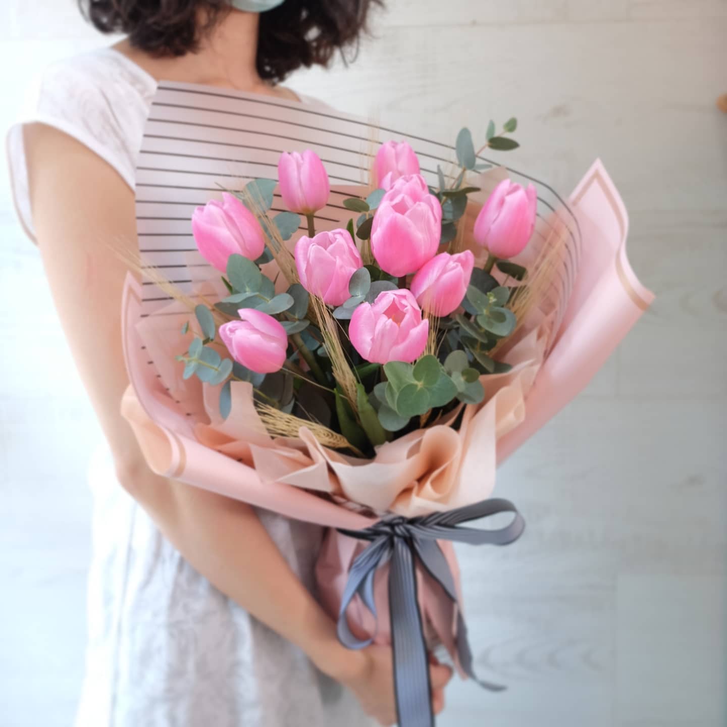 ช่อ พาสเทล หวาน ดอกไม้หลัก ทิวลิป ยูคาลิปตัส/ใบไม้ — ผลงานร้านดอกไม้ Sweetflower by Issaree