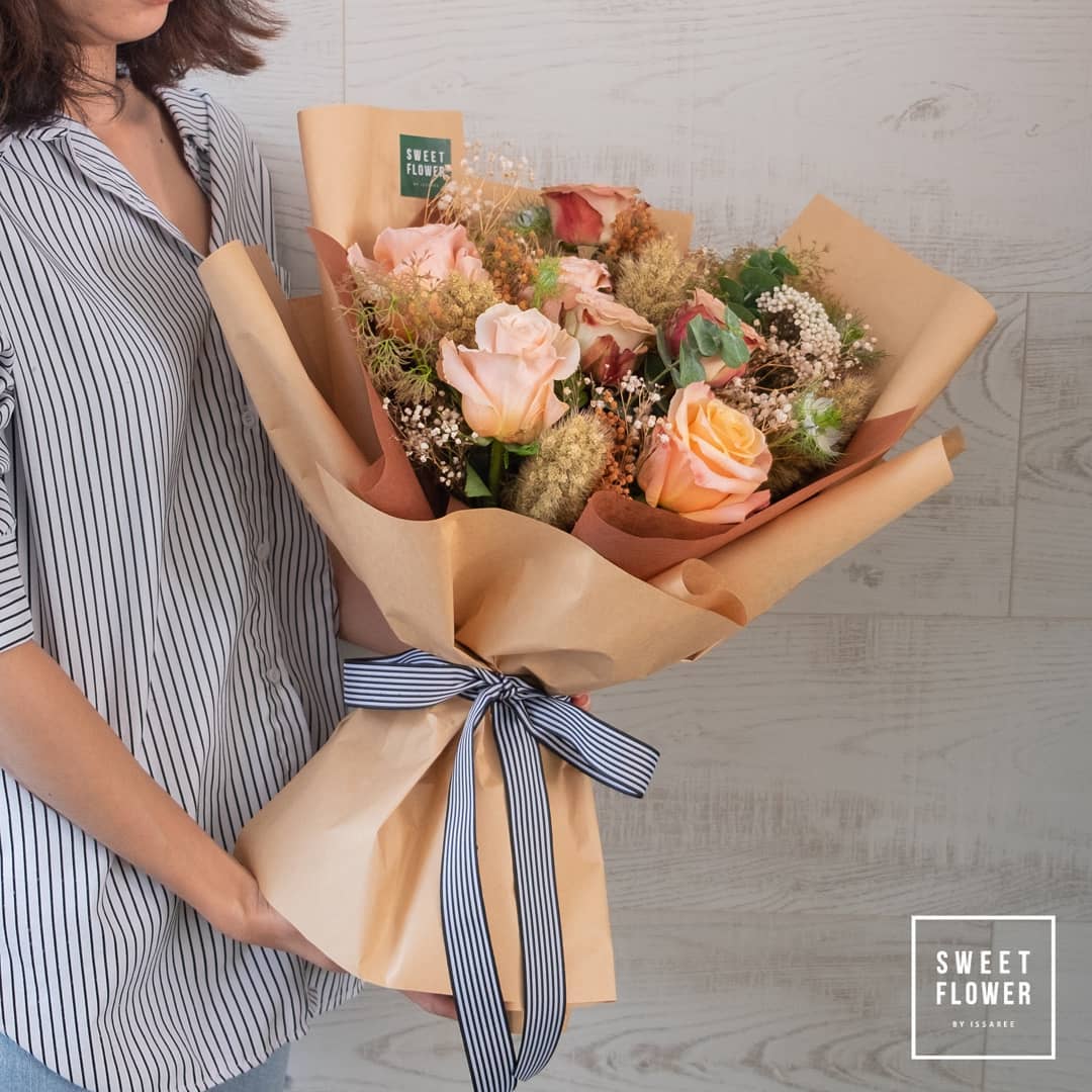 ช่อ เหลือง-ส้ม หวาน ดอกไม้หลัก กุหลาบ เบบี้บรีธ/ยิปโซ ดอกไม้แห้ง — ผลงานร้านดอกไม้ Sweetflower by Issaree — ภาพที่ 2 จาก 2