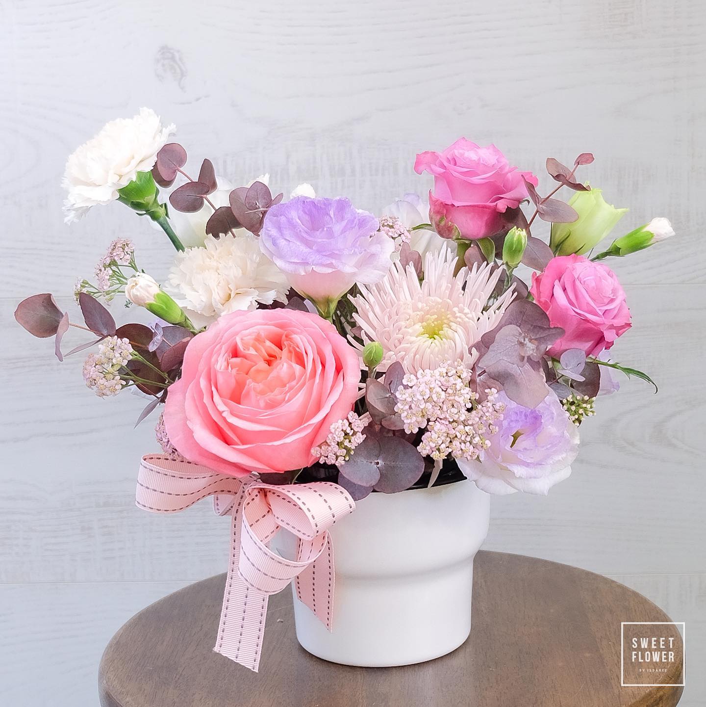 แจกัน หลากสี หวาน ดอกไม้หลัก กุหลาบ คาร์เนชั่น ลิลลี่ — ผลงานร้านดอกไม้ Sweetflower by Issaree — ภาพที่ 2 จาก 2