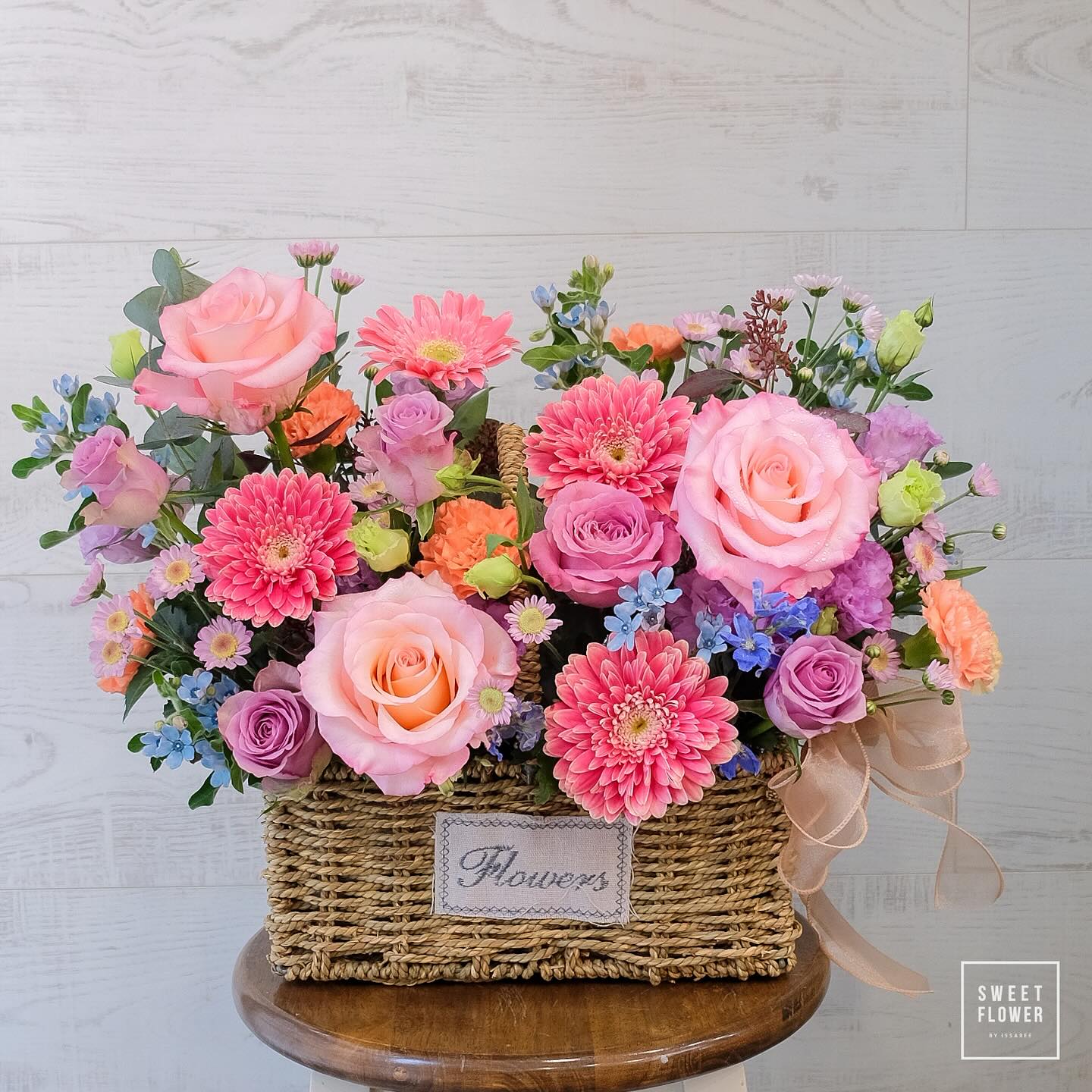 ตะกร้า หลากสี หวาน ดอกไม้หลัก กุหลาบ เยอบีร่า คาร์เนชั่น — ผลงานร้านดอกไม้ Sweetflower by Issaree — ภาพที่ 1 จาก 1