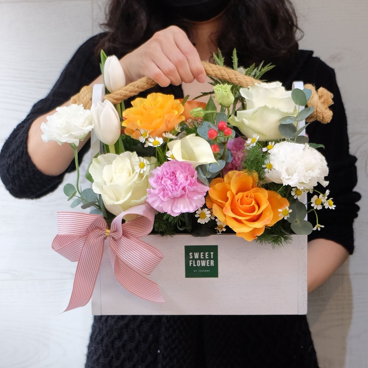 กล่อง เหลือง-ส้ม หวาน ดอกไม้หลัก กุหลาบ ทิวลิป คาร์เนชั่น — ผลงานร้านดอกไม้ Sweetflower by Issaree — ภาพที่ 4 จาก 4