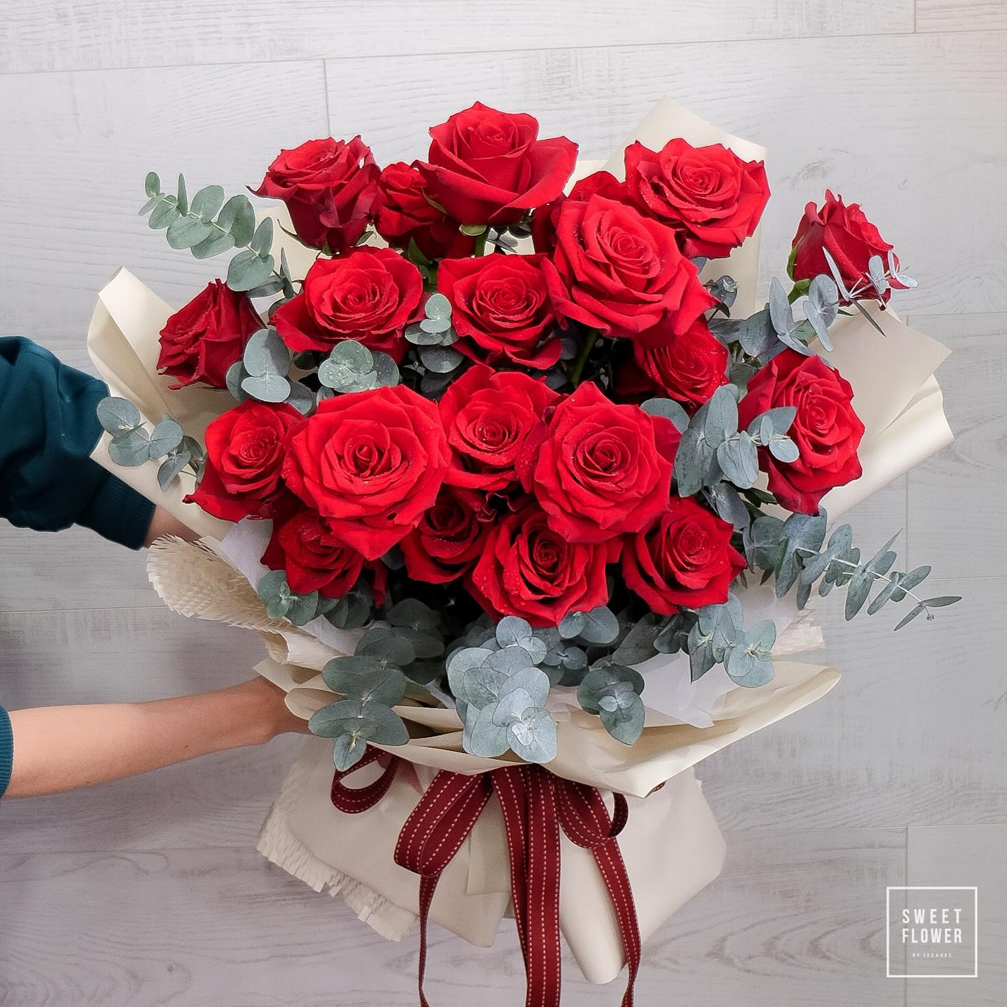 ช่อ แดงโรแมนติก คลาสสิก ดอกไม้หลัก กุหลาบ ยูคาลิปตัส/ใบไม้ — ผลงานร้านดอกไม้ Sweetflower by Issaree