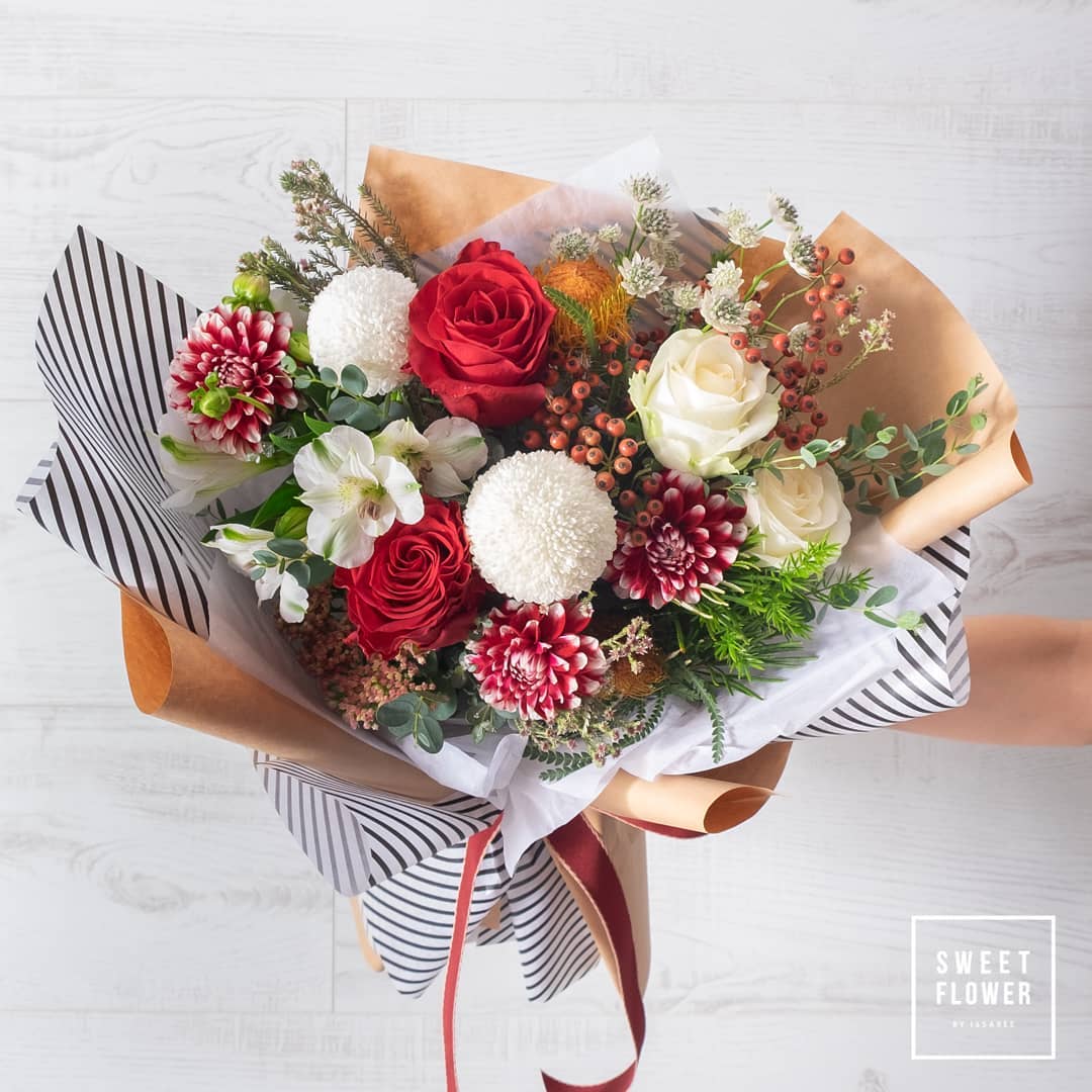 ช่อ แดงโรแมนติก หวาน ดอกไม้หลัก กุหลาบ เบญจมาศ/มัม เดซี่/มาร์กาเร็ต — ผลงานร้านดอกไม้ Sweetflower by Issaree — ภาพที่ 2 จาก 2