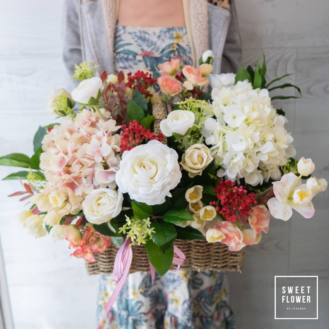 ตะกร้า หลากสี หวาน ดอกไม้หลัก กุหลาบ ไฮเดรนเยีย คาร์เนชั่น — ผลงานร้านดอกไม้ Sweetflower by Issaree — ภาพที่ 5 จาก 6