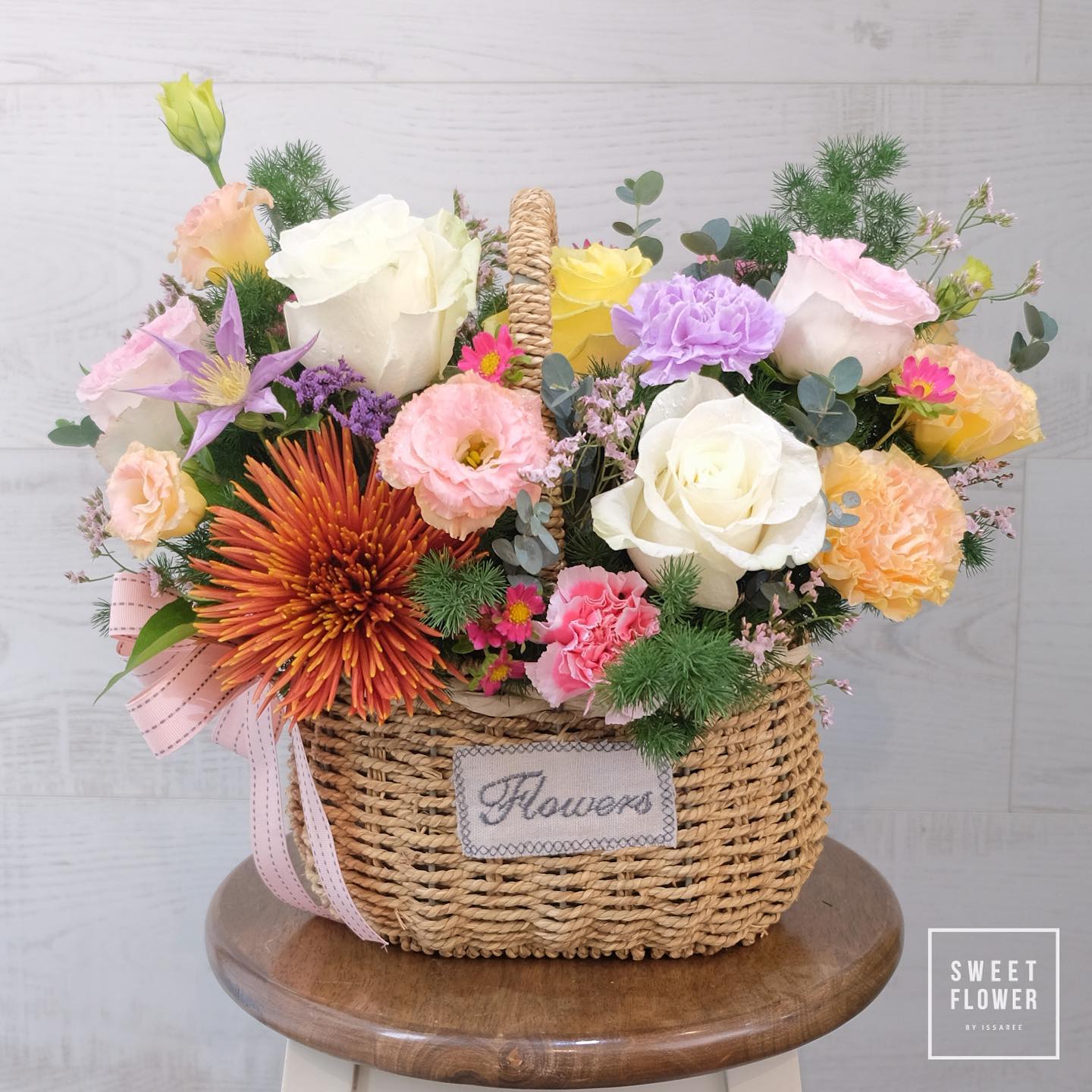 ตะกร้า หลากสี หวาน ดอกไม้หลัก กุหลาบ คาร์เนชั่น เบญจมาศ/มัม — ผลงานร้านดอกไม้ Sweetflower by Issaree — ภาพที่ 5 จาก 7