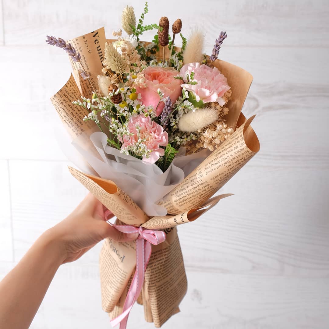 ช่อ พาสเทล หวาน ดอกไม้หลัก คาร์เนชั่น เดซี่/มาร์กาเร็ต ดอกไม้แห้ง — ผลงานร้านดอกไม้ Sweetflower by Issaree