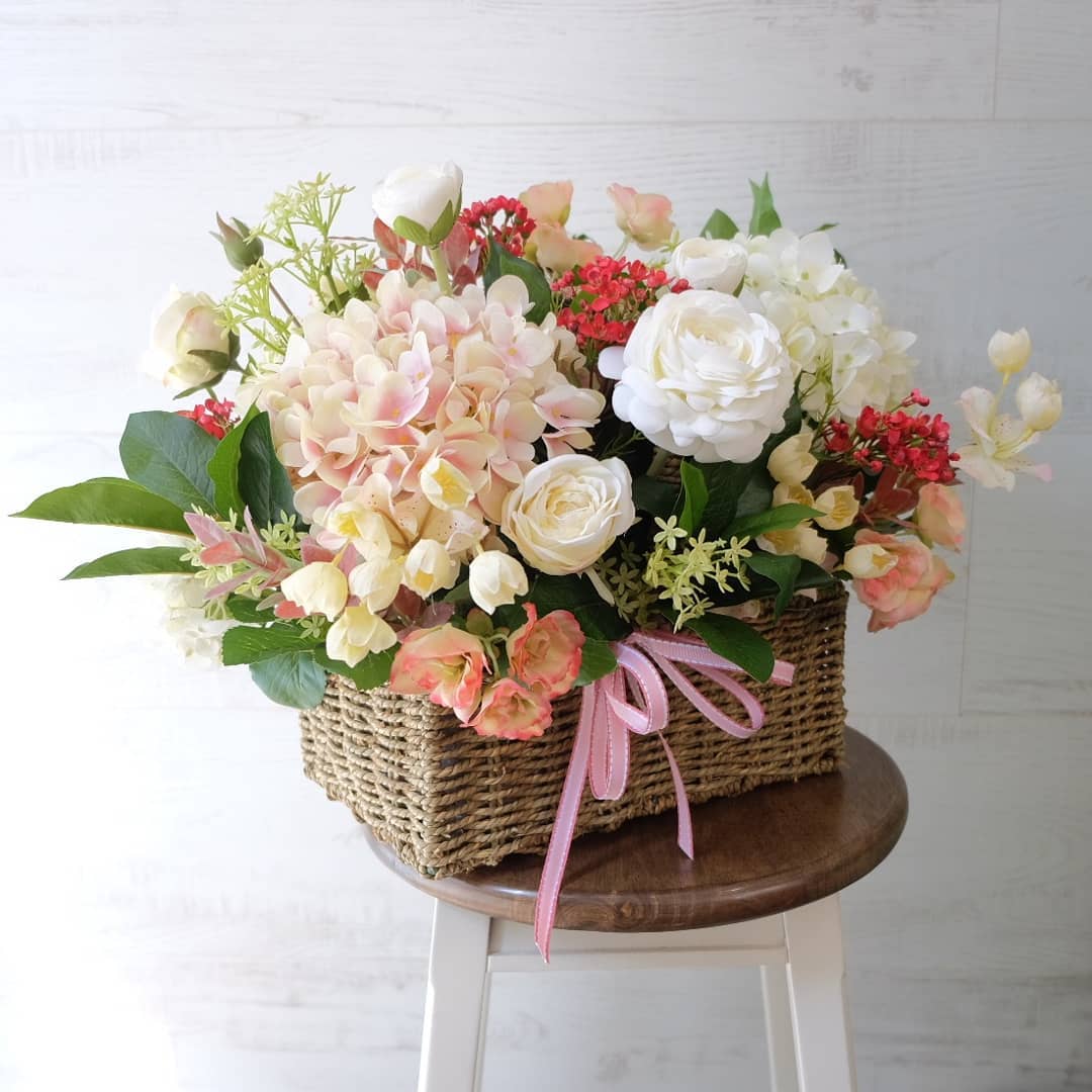 ตะกร้า หลากสี หวาน ดอกไม้หลัก กุหลาบ ไฮเดรนเยีย คาร์เนชั่น — ผลงานร้านดอกไม้ Sweetflower by Issaree — ภาพที่ 6 จาก 6