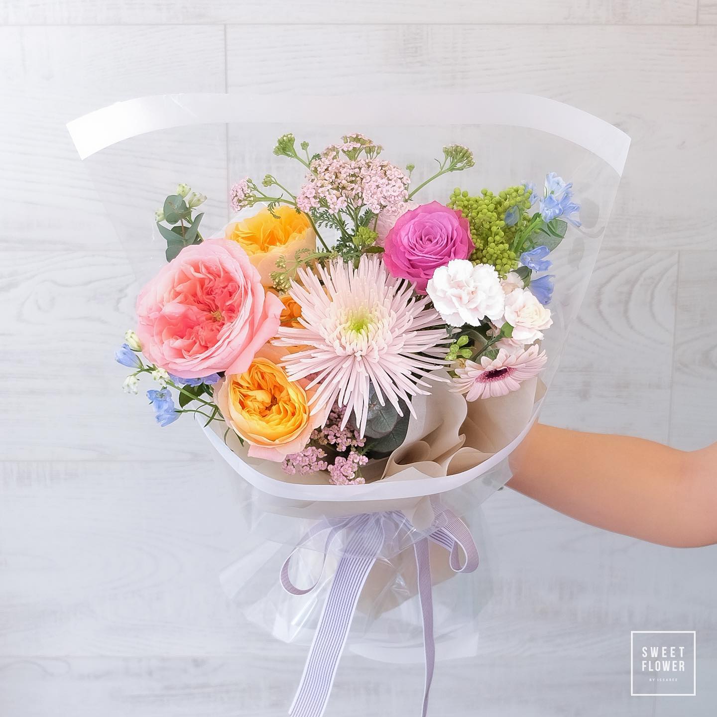 ช่อ หลากสี หวาน ดอกไม้หลัก กุหลาบ เดซี่/มาร์กาเร็ต คาร์เนชั่น — ผลงานร้านดอกไม้ Sweetflower by Issaree — ภาพที่ 1 จาก 2