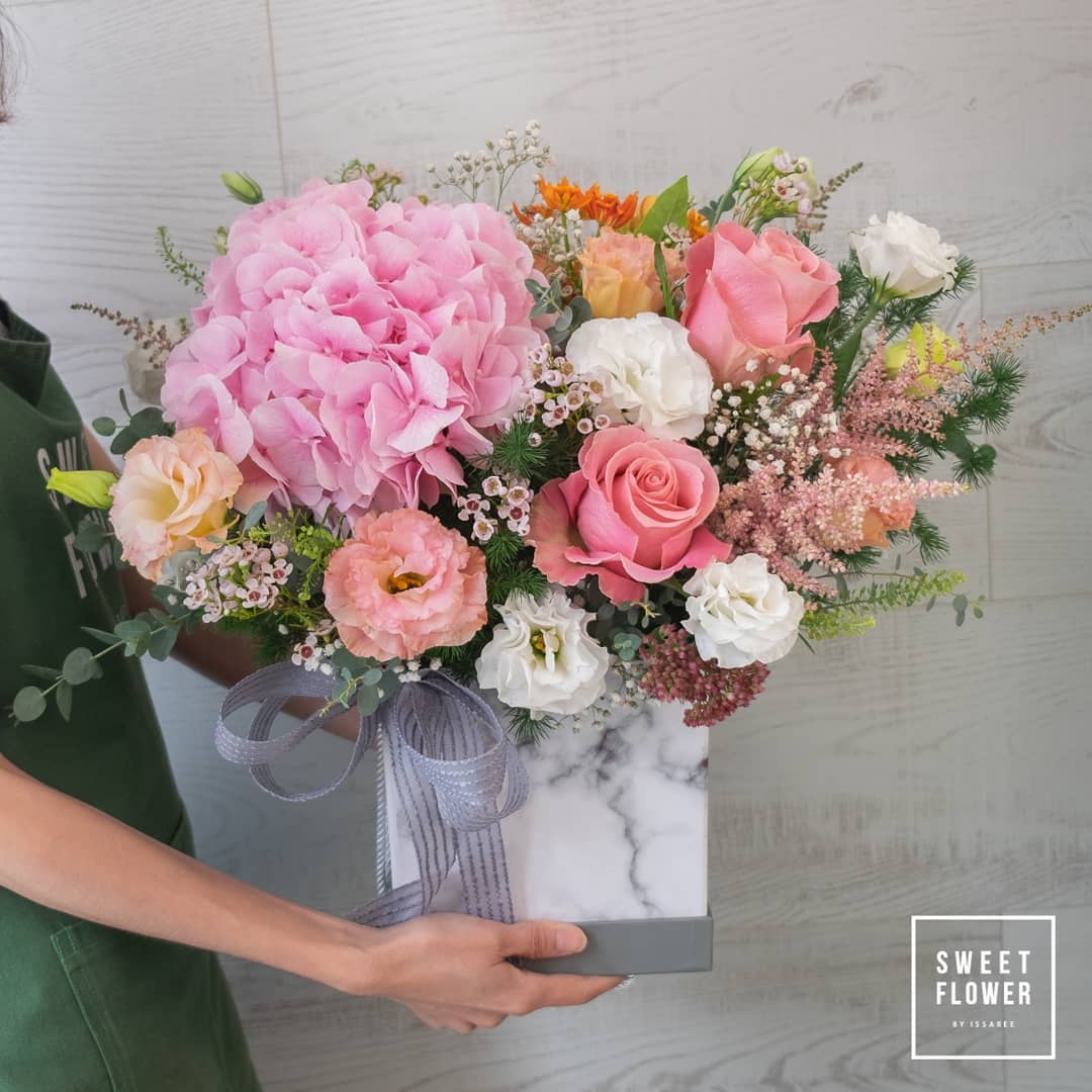 แจกัน พาสเทล หวาน ดอกไม้หลัก ไฮเดรนเยีย กุหลาบ คาร์เนชั่น — ผลงานร้านดอกไม้ Sweetflower by Issaree