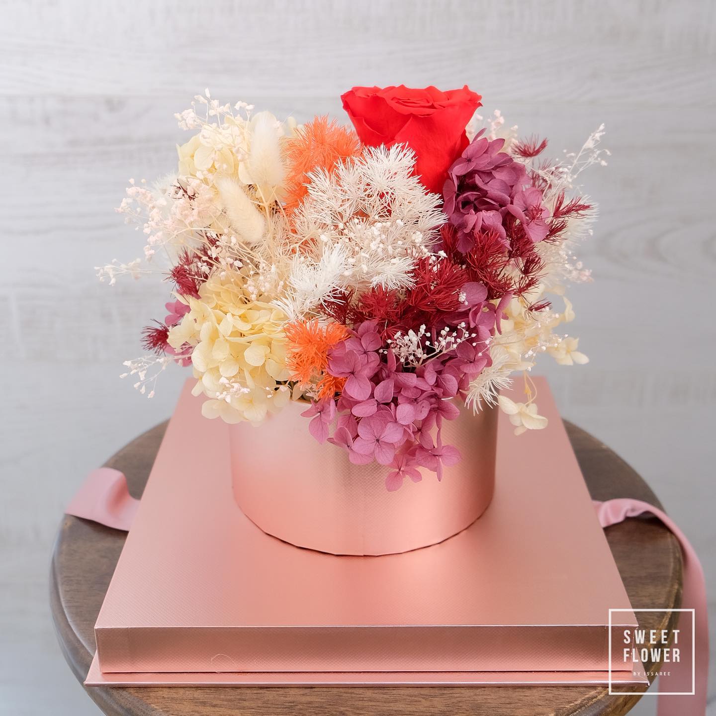 กล่อง หลากสี ดอกไม้หลัก กุหลาบ ไฮเดรนเยีย ดอกไม้แห้ง — ผลงานร้านดอกไม้ Sweetflower by Issaree — ภาพที่ 6 จาก 7