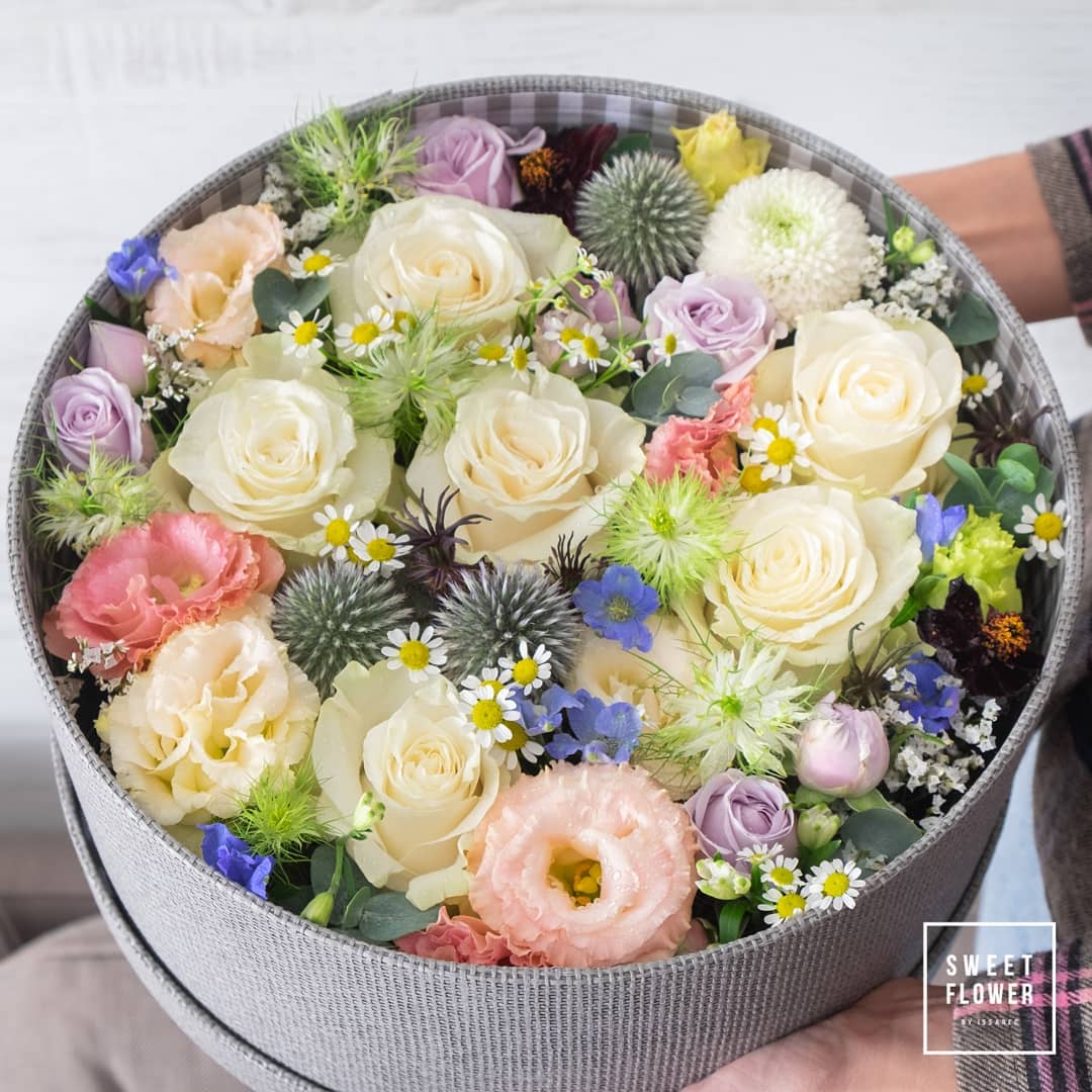 กล่อง หลากสี หวาน ดอกไม้หลัก กุหลาบ คาร์เนชั่น เดซี่/มาร์กาเร็ต — ผลงานร้านดอกไม้ Sweetflower by Issaree