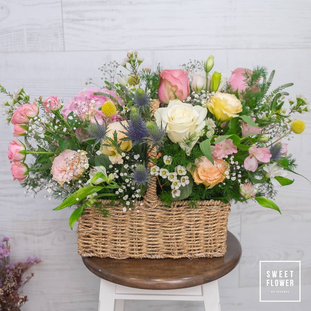ตะกร้า พาสเทล หวาน ดอกไม้หลัก กุหลาบ คาร์เนชั่น เดซี่/มาร์กาเร็ต — ผลงานร้านดอกไม้ Sweetflower by Issaree — ภาพที่ 2 จาก 4