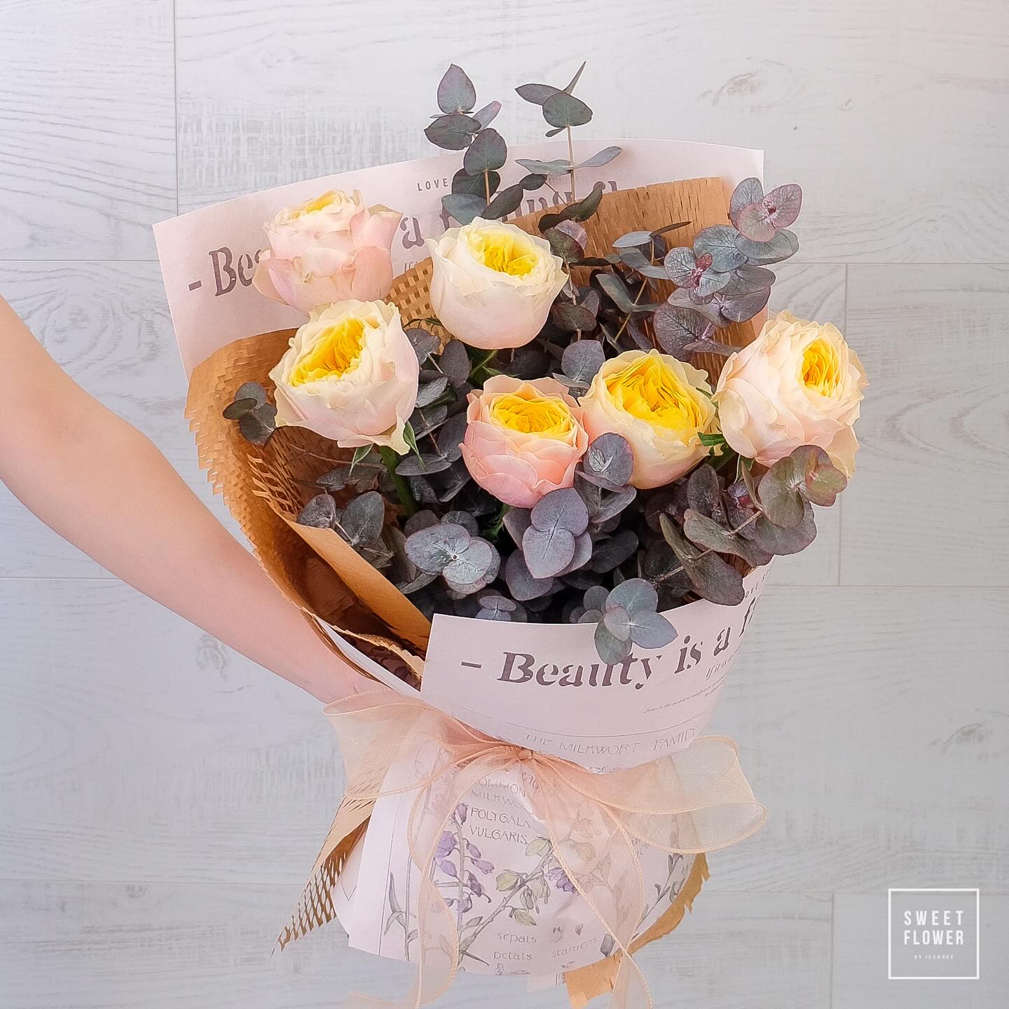 กล่อง พาสเทล หวาน ดอกไม้หลัก กุหลาบ ยูคาลิปตัส/ใบไม้ — ผลงานร้านดอกไม้ Sweetflower by Issaree