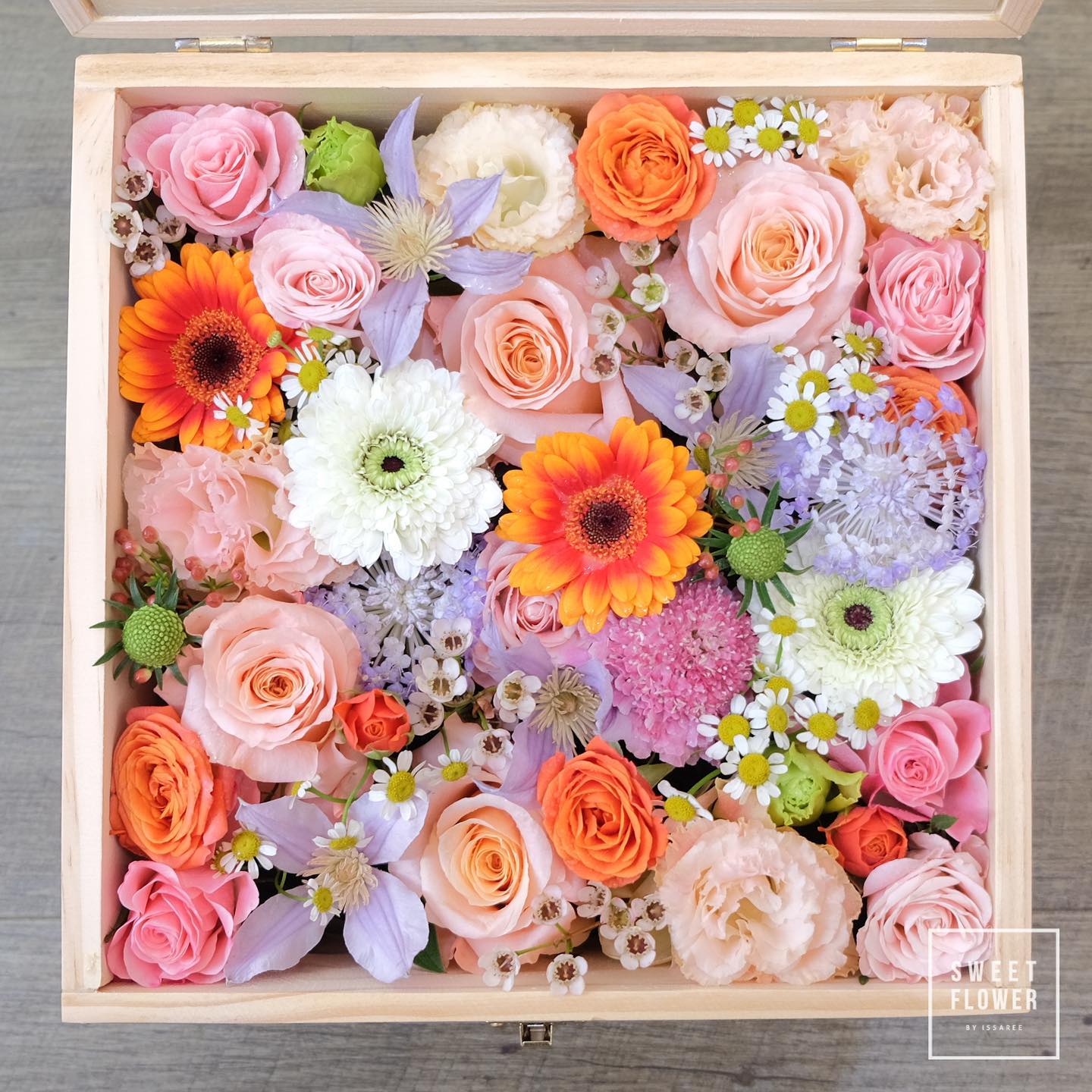 กล่อง หลากสี ดอกไม้หลัก กุหลาบ เยอบีร่า พีโอนี่ — ผลงานร้านดอกไม้ Sweetflower by Issaree — ภาพที่ 3 จาก 4