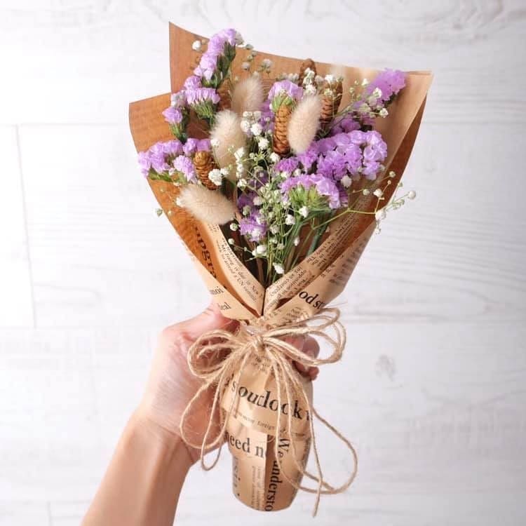 ช่อ ม่วง-ฟ้า หวาน ดอกไม้หลัก คาร์เนชั่น เบบี้บรีธ/ยิปโซ ดอกไม้แห้ง — ผลงานร้านดอกไม้ Sweetflower by Issaree