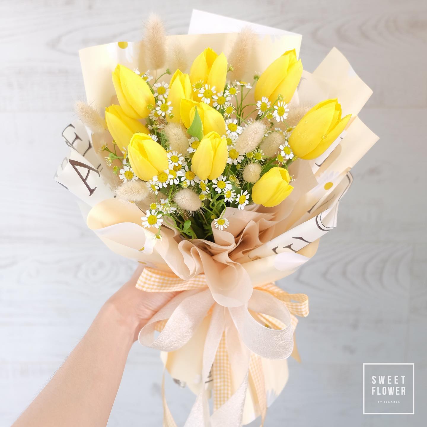 ช่อ เหลือง-ส้ม หวาน ดอกไม้หลัก ทิวลิป เดซี่/มาร์กาเร็ต เบบี้บรีธ/ยิปโซ — ผลงานร้านดอกไม้ Sweetflower by Issaree
