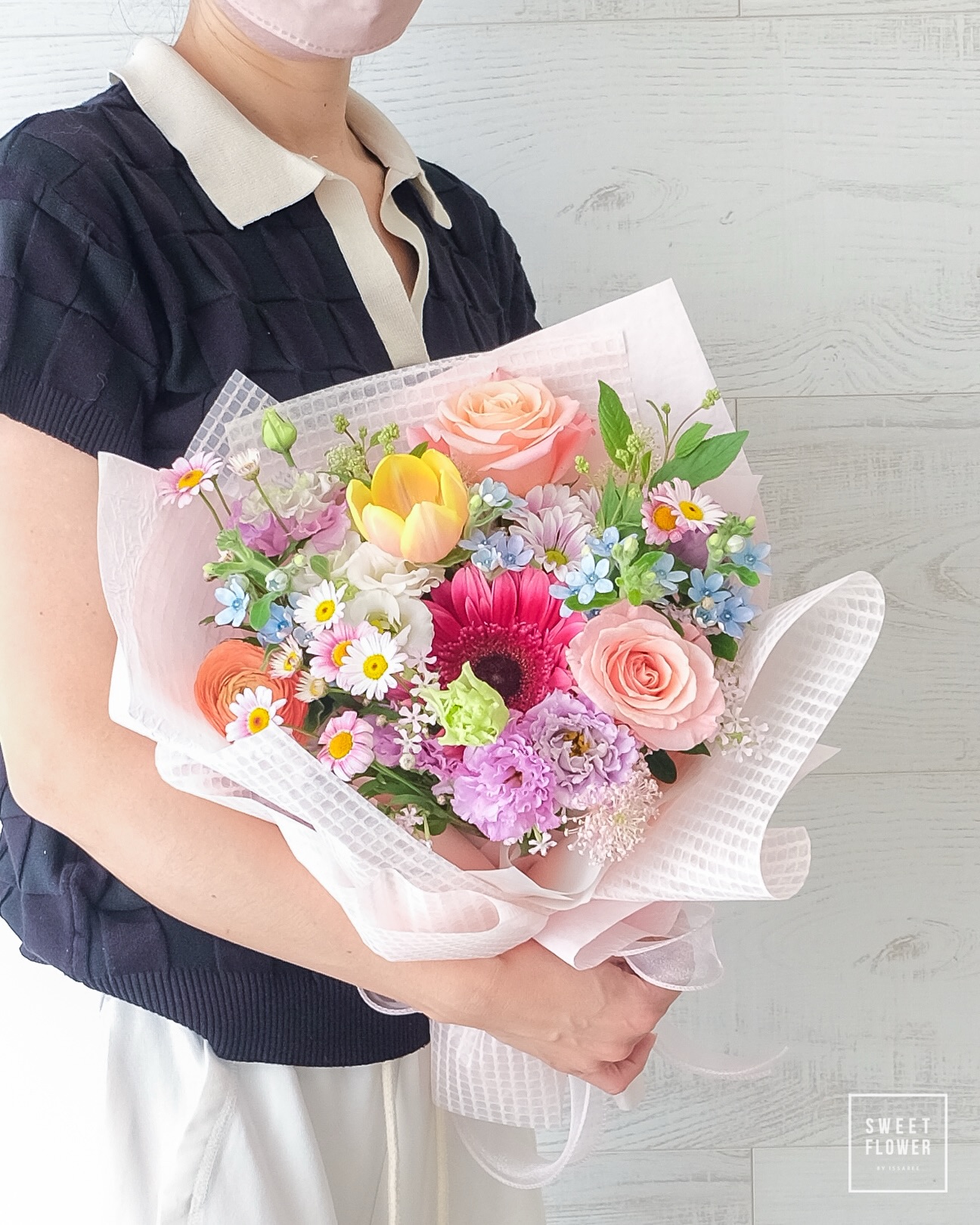 ช่อ หลากสี สดใส ดอกไม้หลัก กุหลาบ ทิวลิป คาร์เนชั่น — ผลงานร้านดอกไม้ Sweetflower by Issaree
