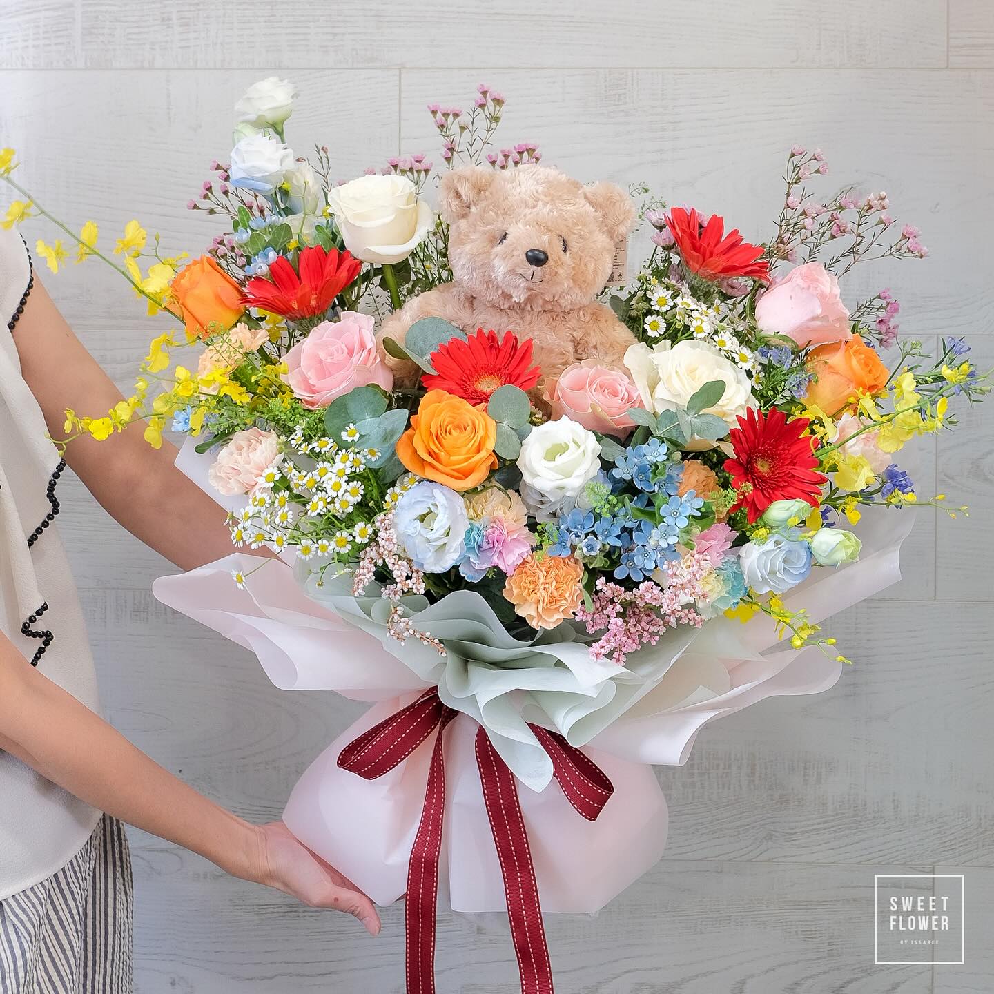 กล่อง หลากสี สดใส ดอกไม้หลัก กุหลาบ เดซี่/มาร์กาเร็ต คาร์เนชั่น — ผลงานร้านดอกไม้ Sweetflower by Issaree