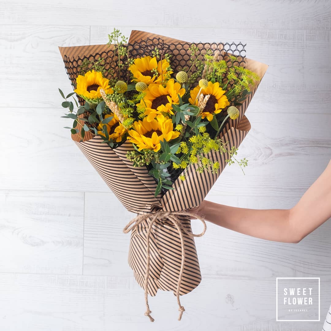 ช่อ เหลือง-ส้ม หวาน ดอกไม้หลัก ทานตะวัน ยูคาลิปตัส/ใบไม้ — ผลงานร้านดอกไม้ Sweetflower by Issaree — ภาพที่ 3 จาก 4