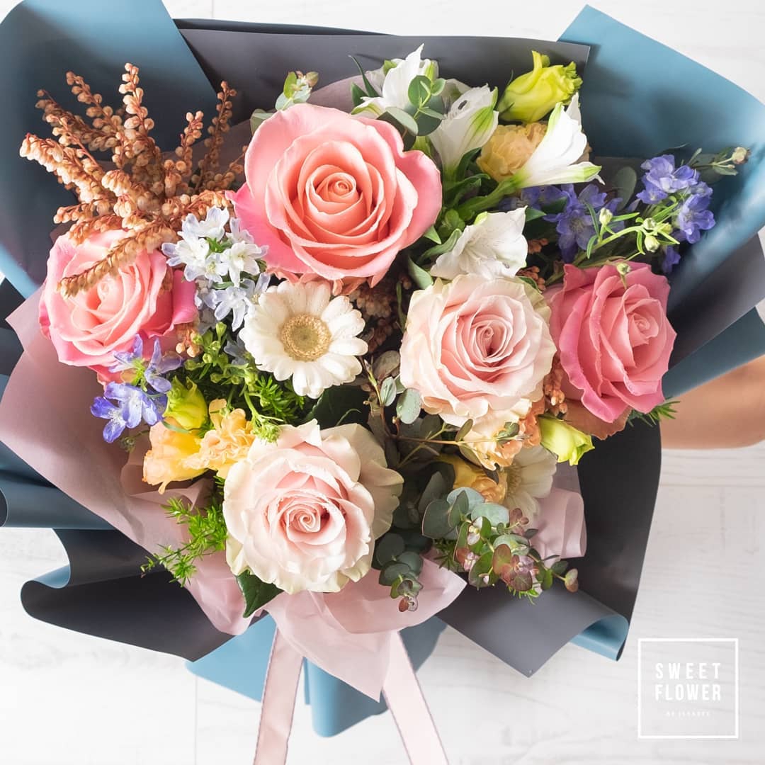 ช่อ หลากสี หวาน ดอกไม้หลัก กุหลาบ เดซี่/มาร์กาเร็ต ลิลลี่ — ผลงานร้านดอกไม้ Sweetflower by Issaree — ภาพที่ 2 จาก 2