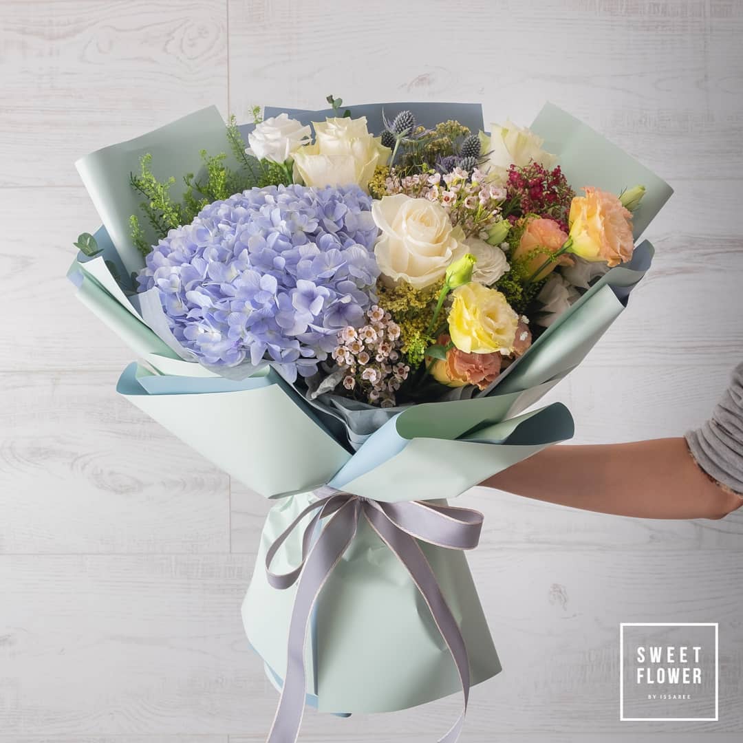 ช่อ ม่วง-ฟ้า หวาน ดอกไม้หลัก ไฮเดรนเยีย กุหลาบ คาร์เนชั่น — ผลงานร้านดอกไม้ Sweetflower by Issaree — ภาพที่ 3 จาก 3