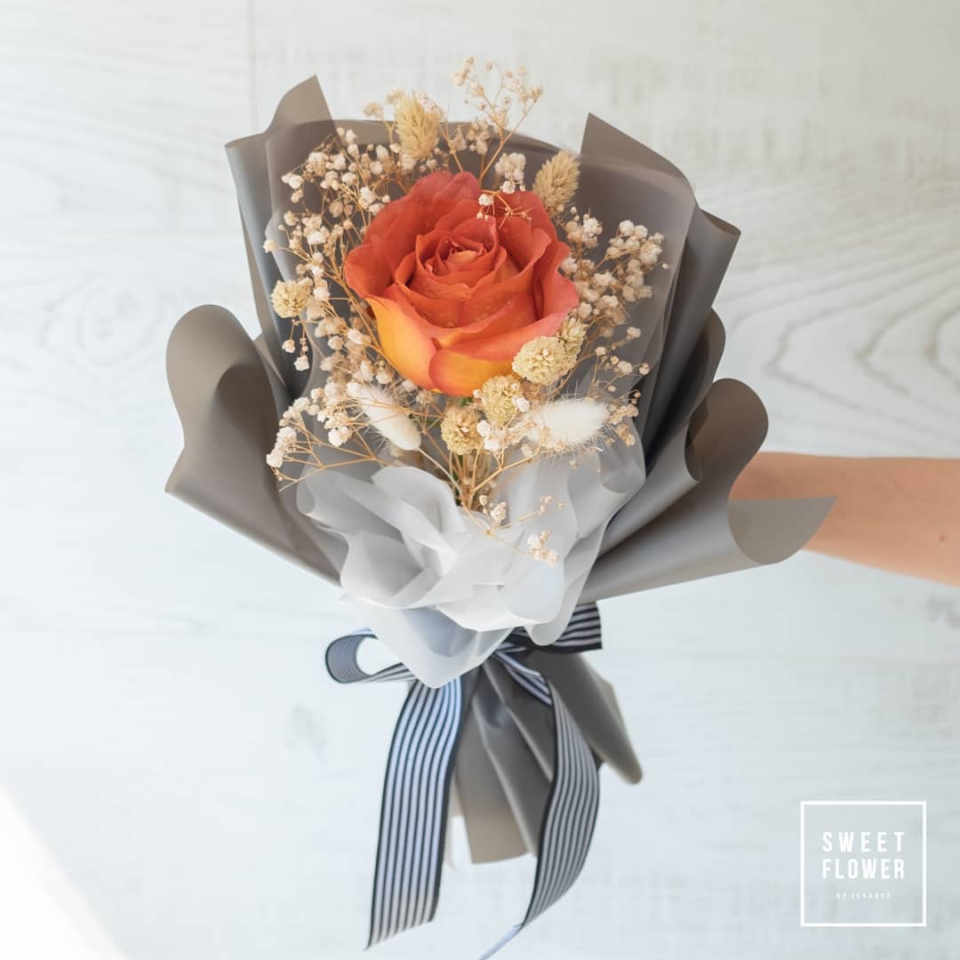 ช่อ เหลือง-ส้ม หวาน ดอกไม้หลัก กุหลาบ ดอกไม้แห้ง — ผลงานร้านดอกไม้ Sweetflower by Issaree — ภาพที่ 2 จาก 2