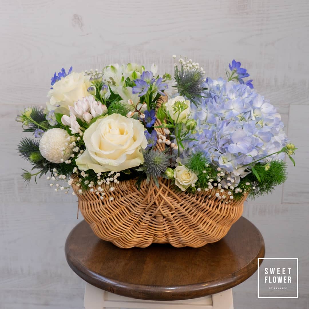 ตะกร้า ขาว-เขียว หวาน ดอกไม้หลัก กุหลาบ ไฮเดรนเยีย คาร์เนชั่น — ผลงานร้านดอกไม้ Sweetflower by Issaree — ภาพที่ 3 จาก 5