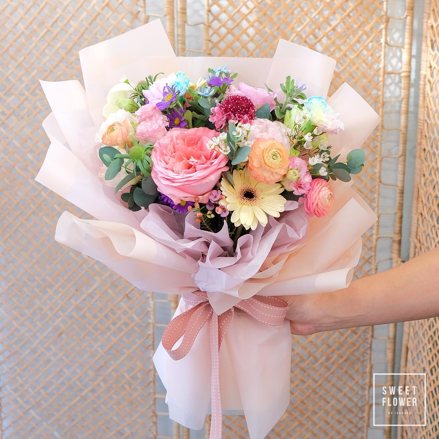ช่อ พาสเทล หวาน ดอกไม้หลัก กุหลาบ เยอบีร่า คาร์เนชั่น — ผลงานร้านดอกไม้ Sweetflower by Issaree
