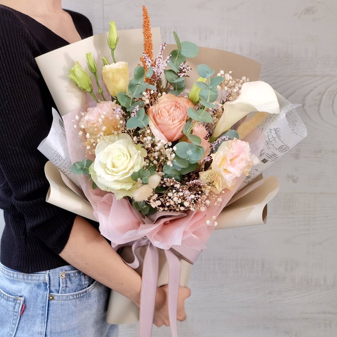 ช่อ พาสเทล หวาน ดอกไม้หลัก กุหลาบ คาร์เนชั่น เบบี้บรีธ/ยิปโซ — ผลงานร้านดอกไม้ Sweetflower by Issaree