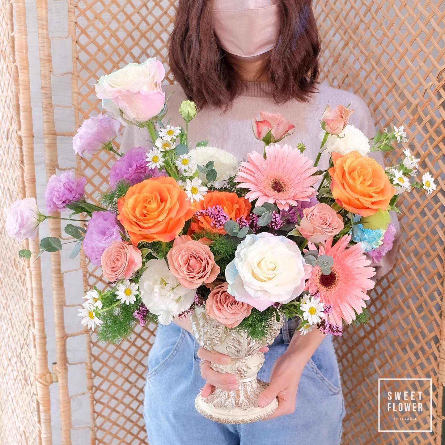แจกัน หลากสี หวาน ดอกไม้หลัก กุหลาบ เยอบีร่า คาร์เนชั่น — ผลงานร้านดอกไม้ Sweetflower by Issaree — ภาพที่ 2 จาก 2